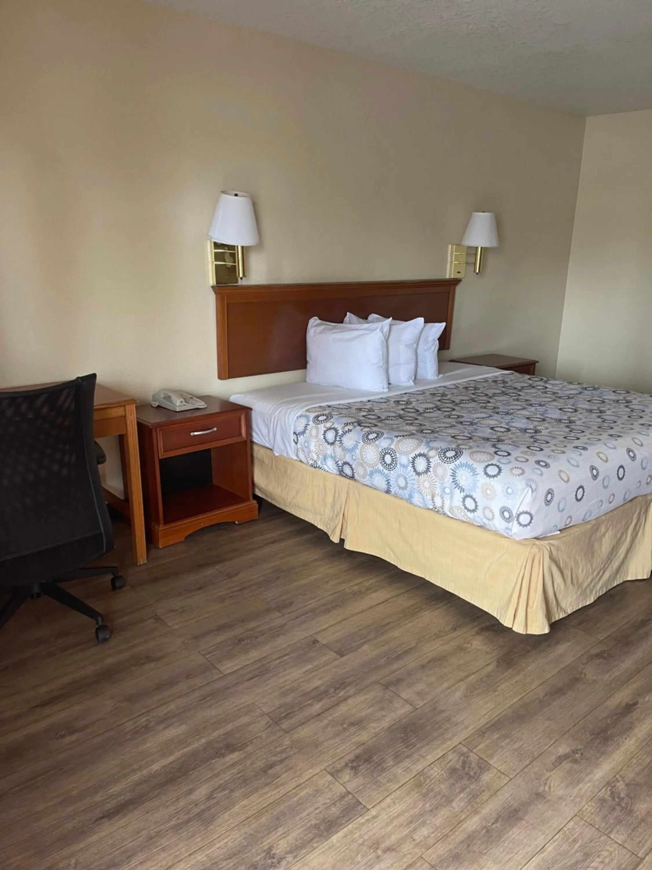 Bedroom, Bed in Hole Inn the Wall Hotel - Fort Walton Beach - Sunset Plaza - nearby Beaches & Hurlburt