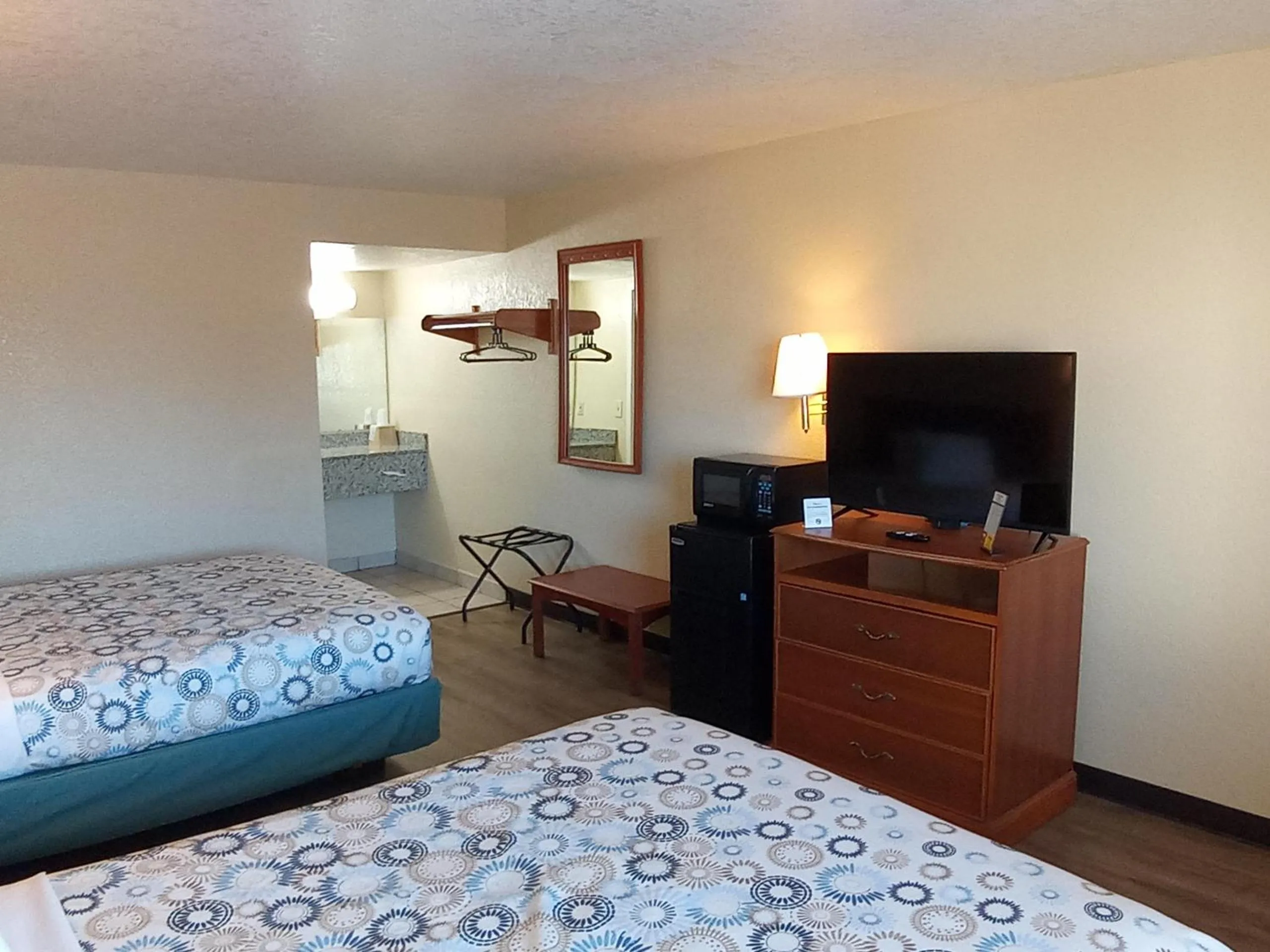 Bedroom, Bed in Hole Inn the Wall Hotel - Fort Walton Beach - Sunset Plaza - nearby Beaches & Hurlburt