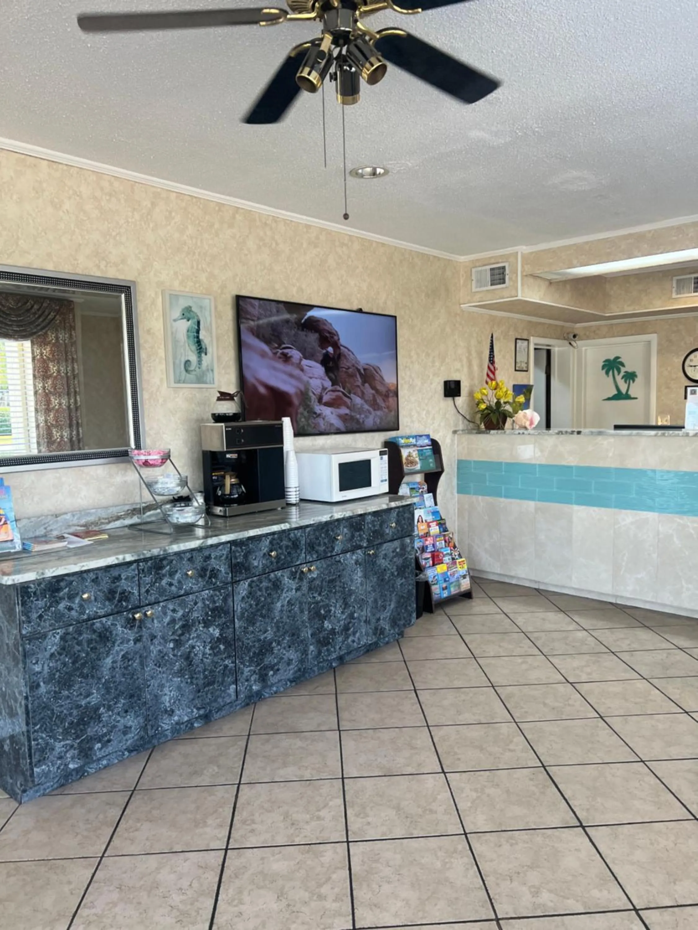 Property building in Hole Inn the Wall Hotel - Fort Walton Beach - Sunset Plaza - nearby Beaches & Hurlburt