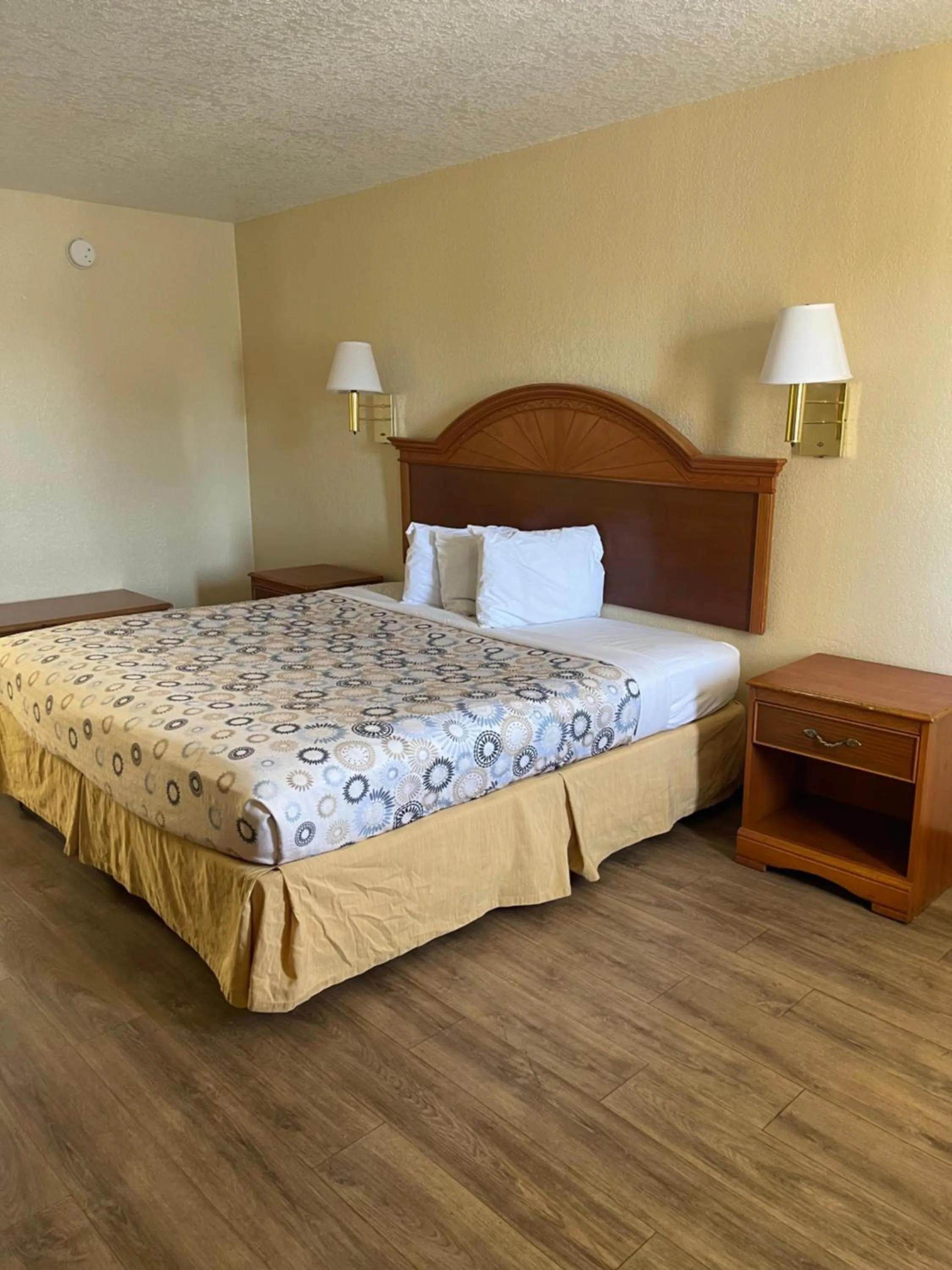 Bed in Hole Inn the Wall Hotel - Fort Walton Beach - Sunset Plaza - nearby Beaches & Hurlburt