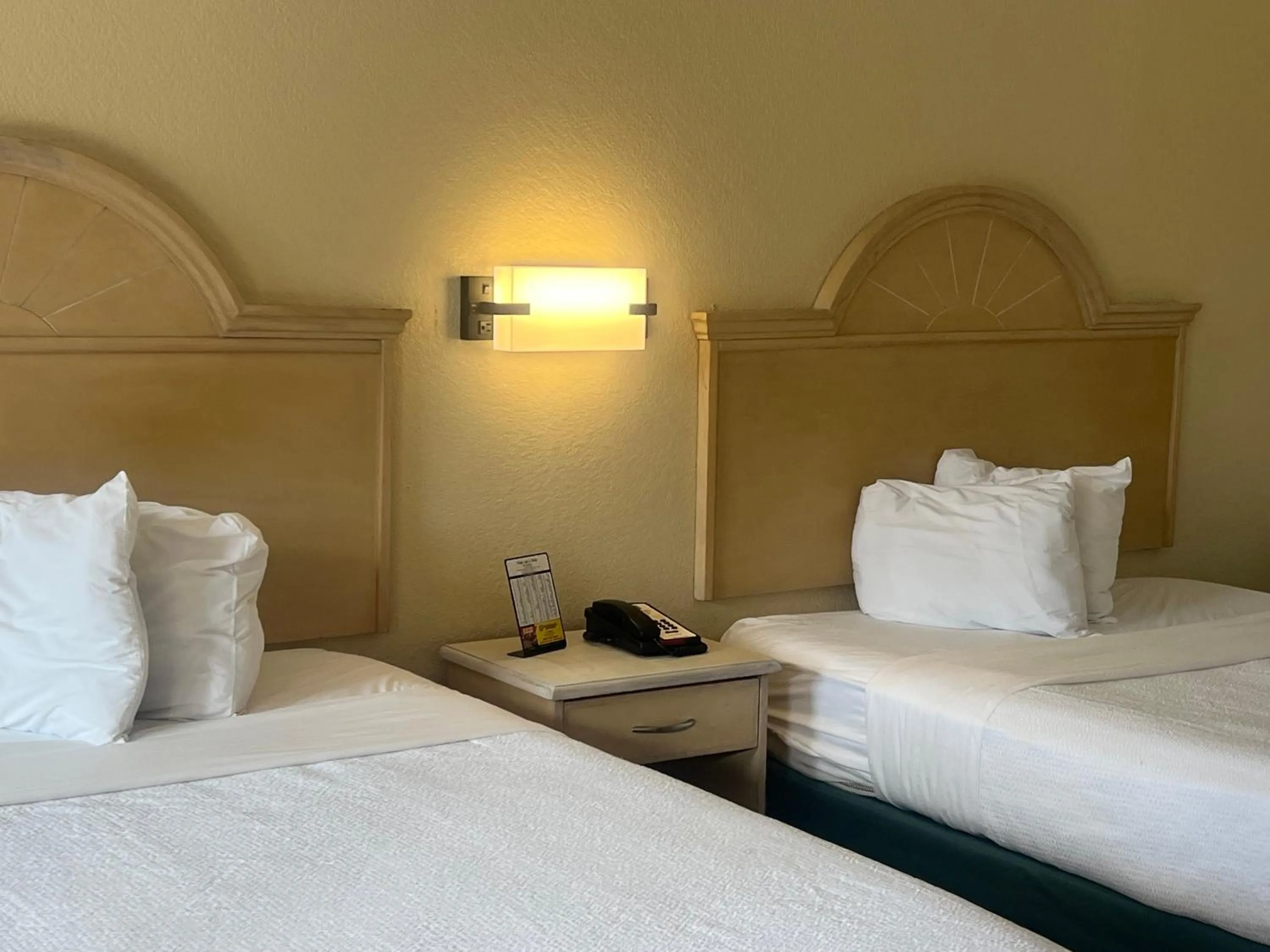 Bed in Hole Inn the Wall Hotel - Fort Walton Beach - Sunset Plaza - nearby Beaches & Hurlburt