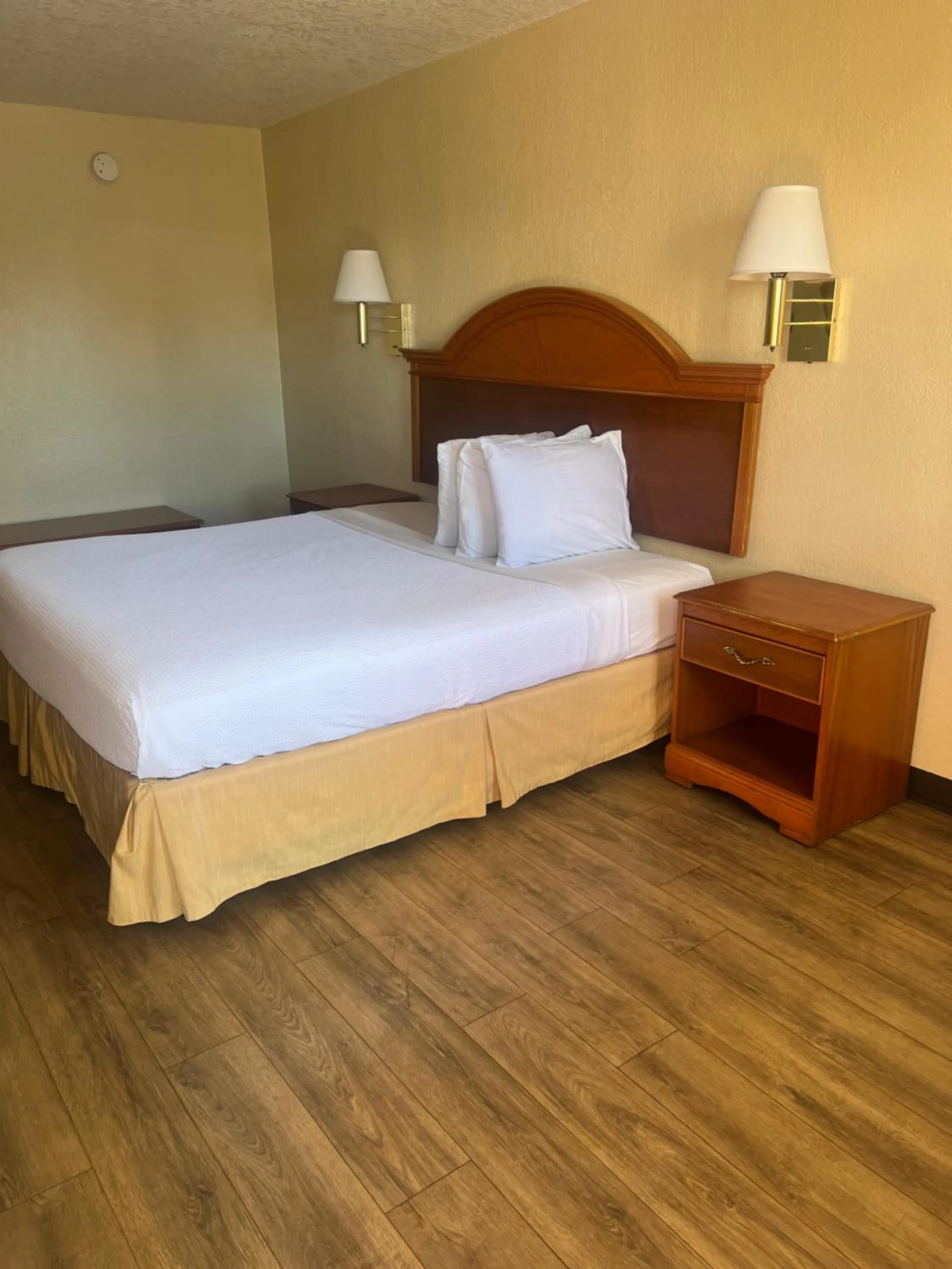 Bedroom, Bed in Hole Inn the Wall Hotel - Fort Walton Beach - Sunset Plaza - nearby Beaches & Hurlburt