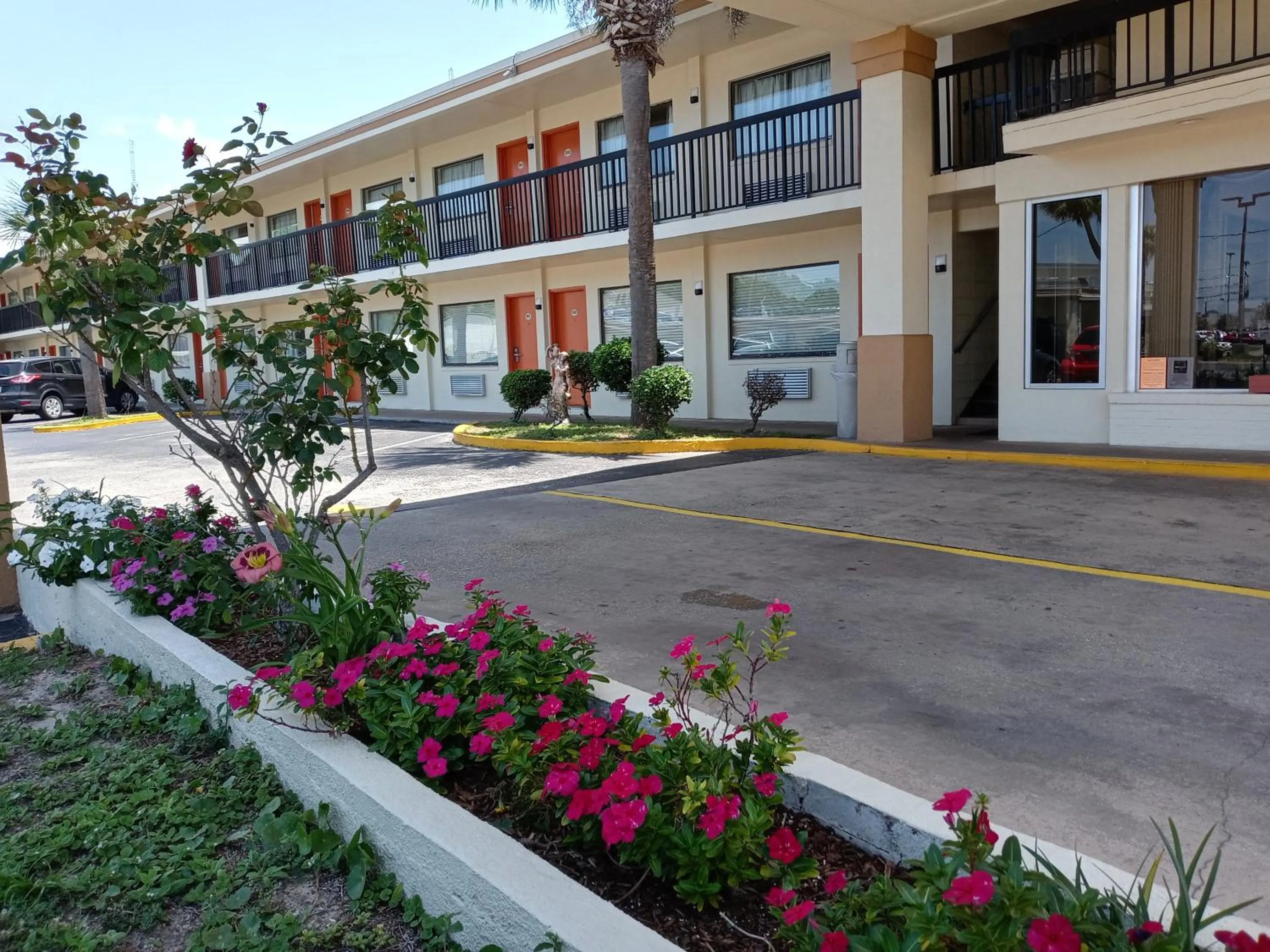 Property building in Hole Inn the Wall Hotel - Fort Walton Beach - Sunset Plaza - nearby Beaches & Hurlburt