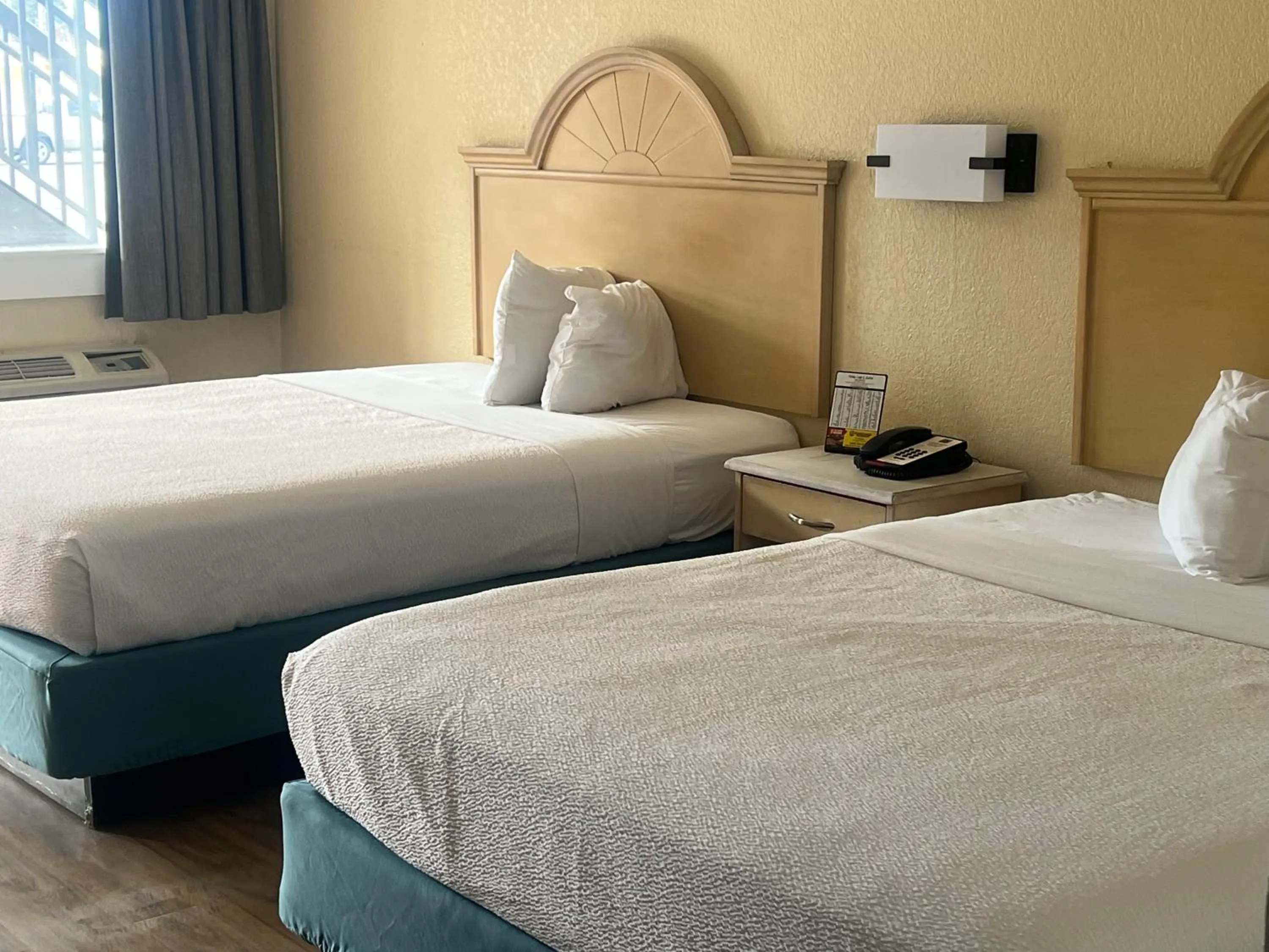 Bed in Hole Inn the Wall Hotel - Fort Walton Beach - Sunset Plaza - nearby Beaches & Hurlburt