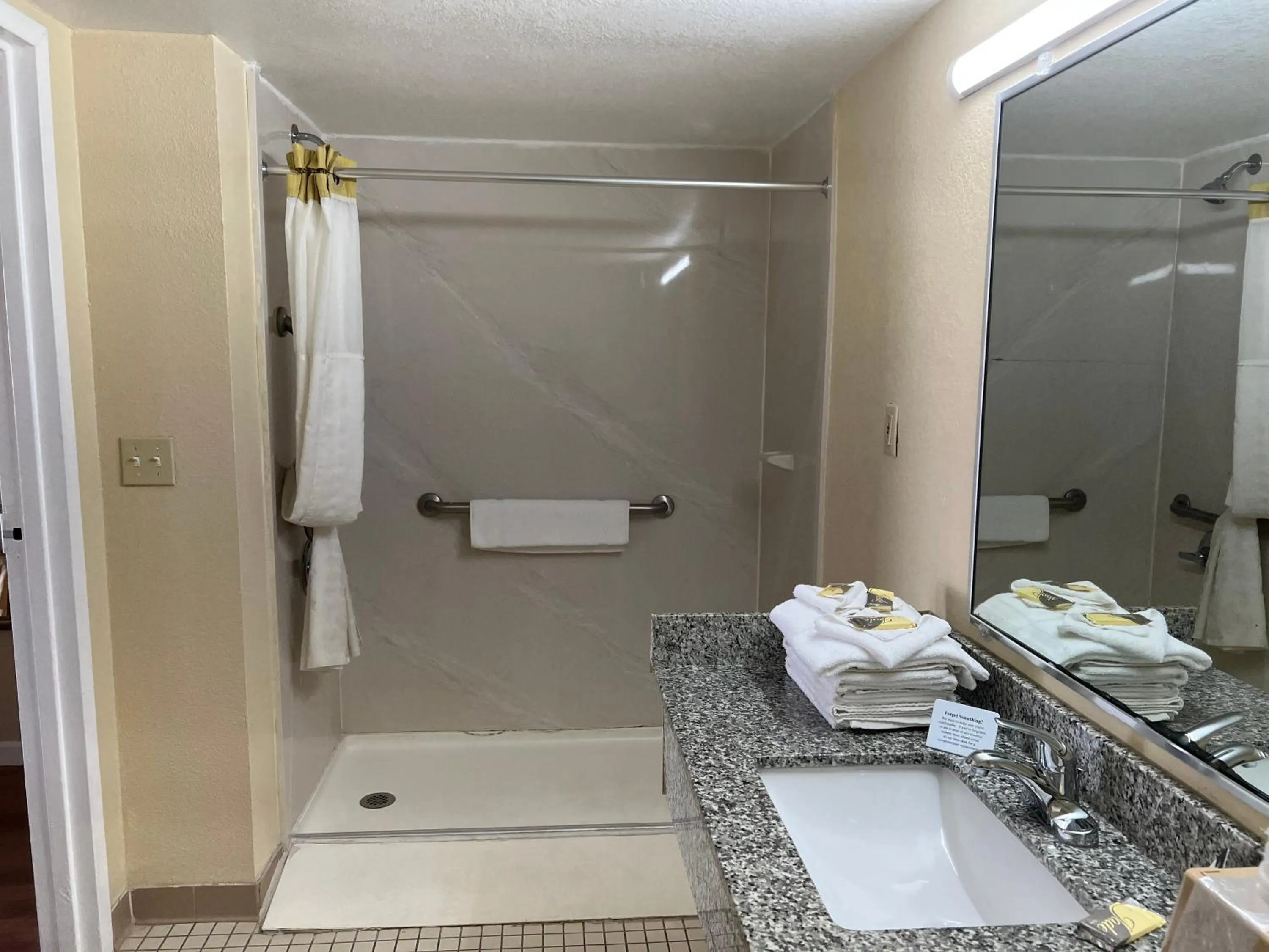 Shower in Hole Inn the Wall Hotel - Fort Walton Beach - Sunset Plaza - nearby Beaches & Hurlburt