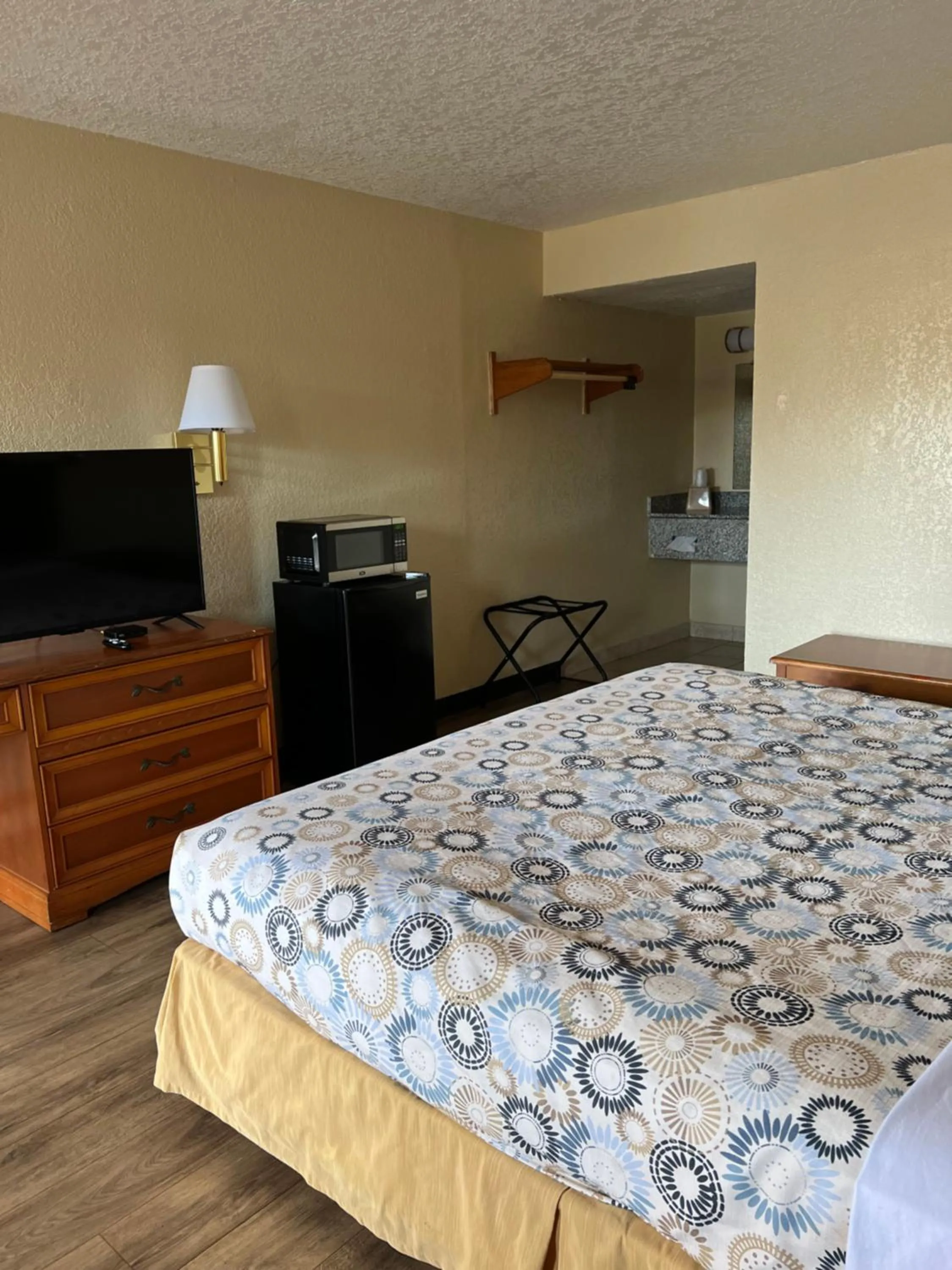 Bathroom, Bed in Hole Inn the Wall Hotel - Fort Walton Beach - Sunset Plaza - nearby Beaches & Hurlburt