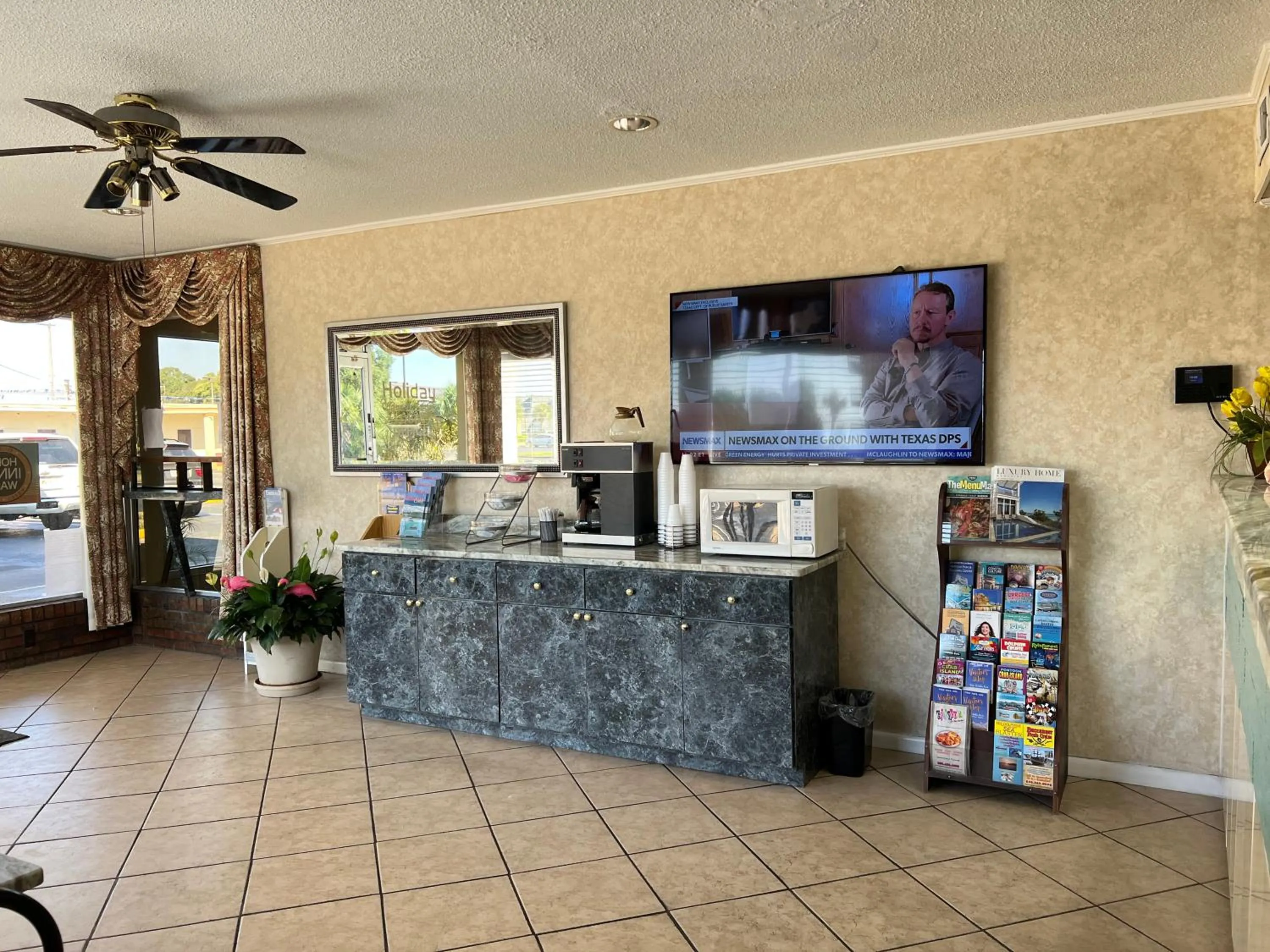 Lobby or reception in Hole Inn the Wall Hotel - Fort Walton Beach - Sunset Plaza - nearby Beaches & Hurlburt