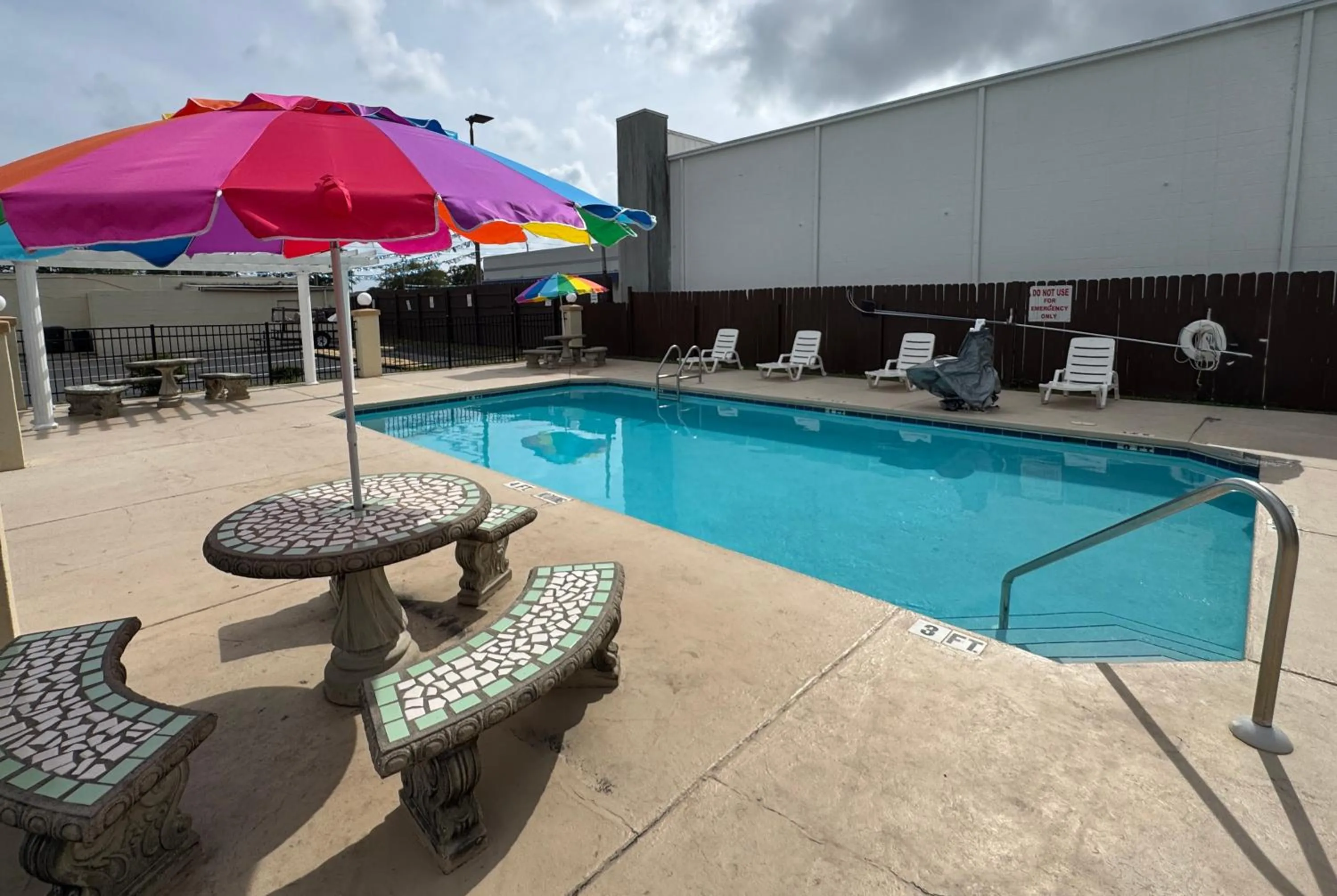 Swimming pool in Hole Inn the Wall Hotel - Fort Walton Beach - Sunset Plaza - nearby Beaches & Hurlburt