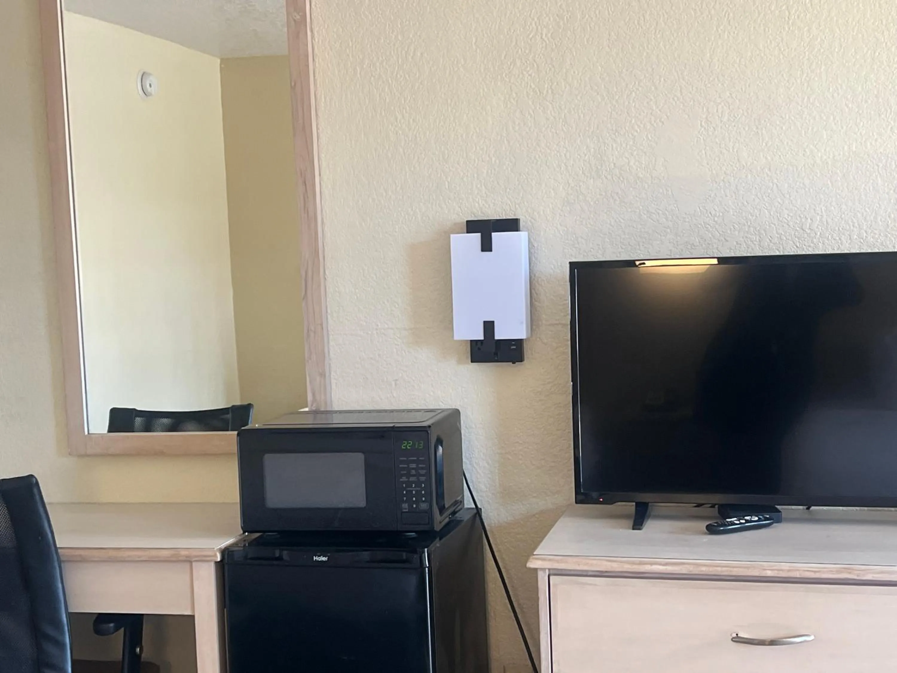 TV and multimedia in Hole Inn the Wall Hotel - Fort Walton Beach - Sunset Plaza - nearby Beaches & Hurlburt