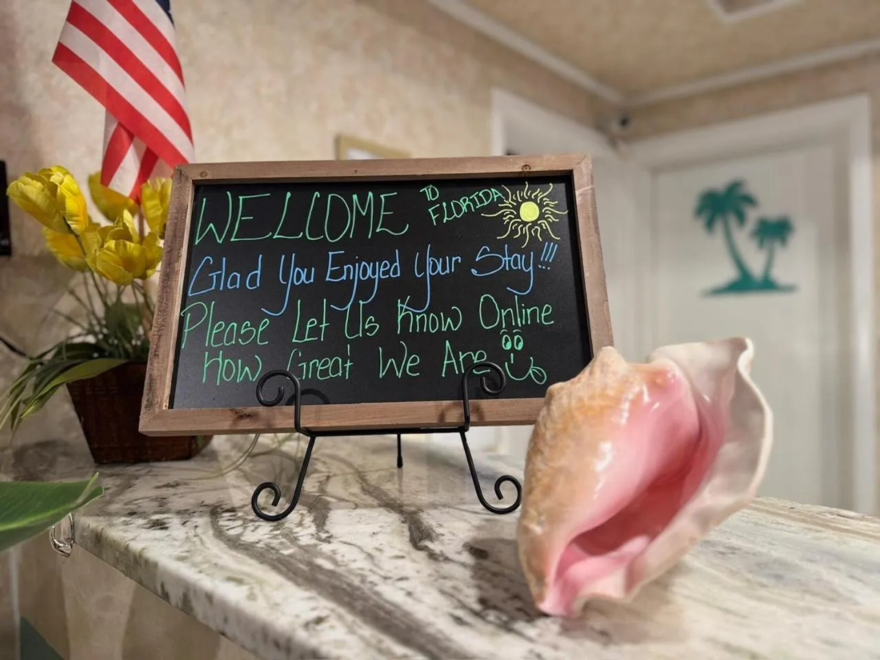 Lobby or reception in Hole Inn the Wall Hotel - Fort Walton Beach - Sunset Plaza - nearby Beaches & Hurlburt