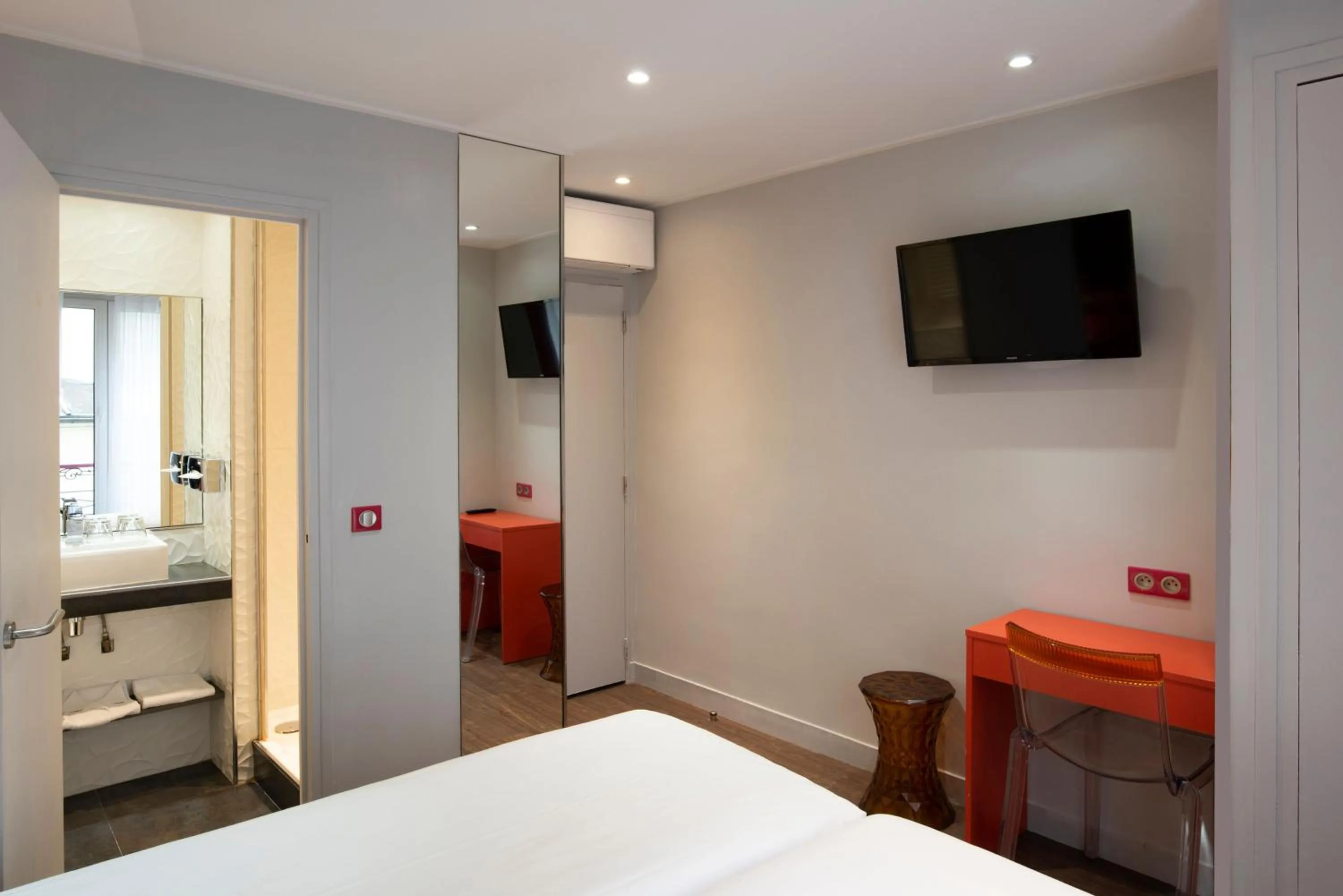 Bedroom, Bed in Jardins de Montmartre