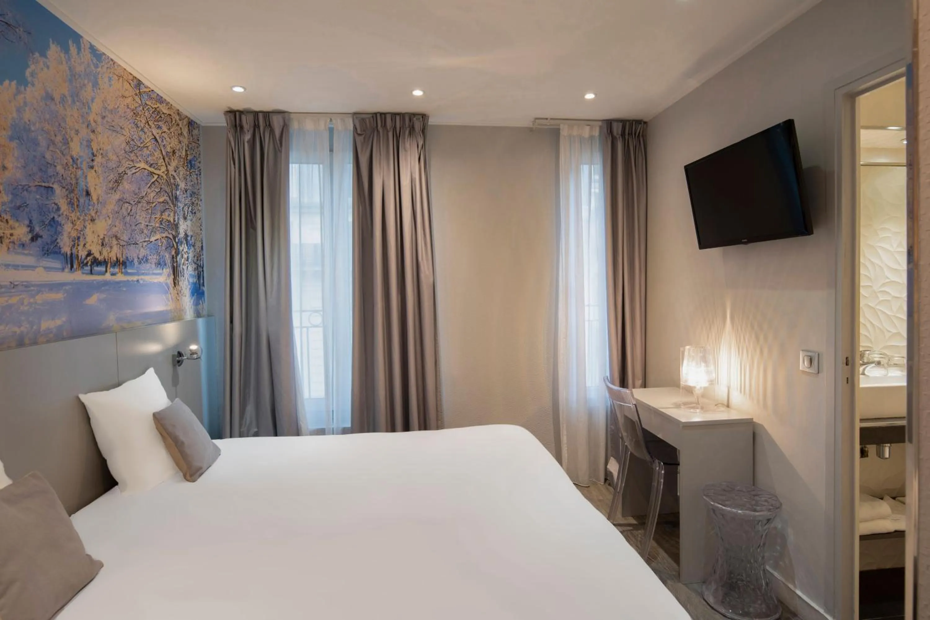 Photo of the whole room, Bed in Jardins de Montmartre