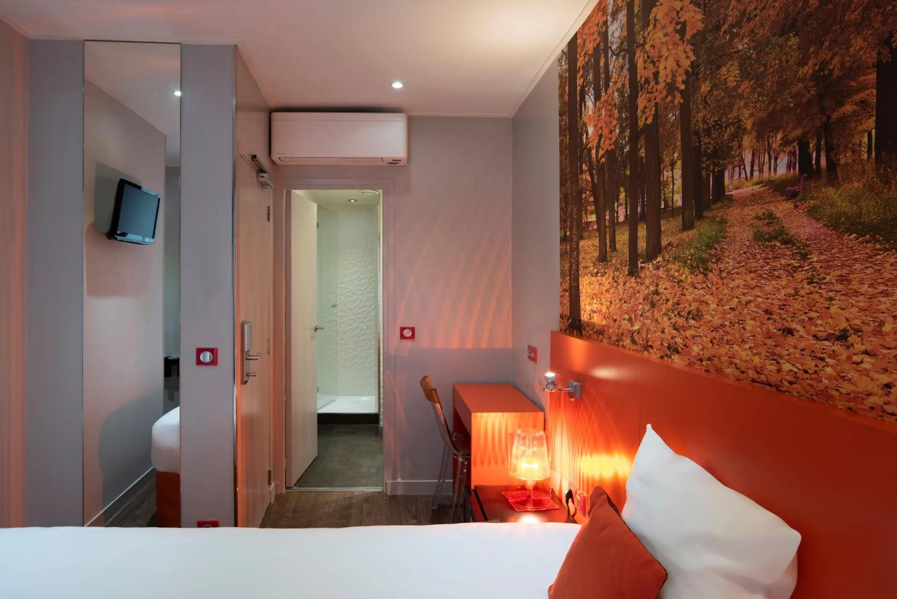 Bedroom, Bed in Jardins de Montmartre