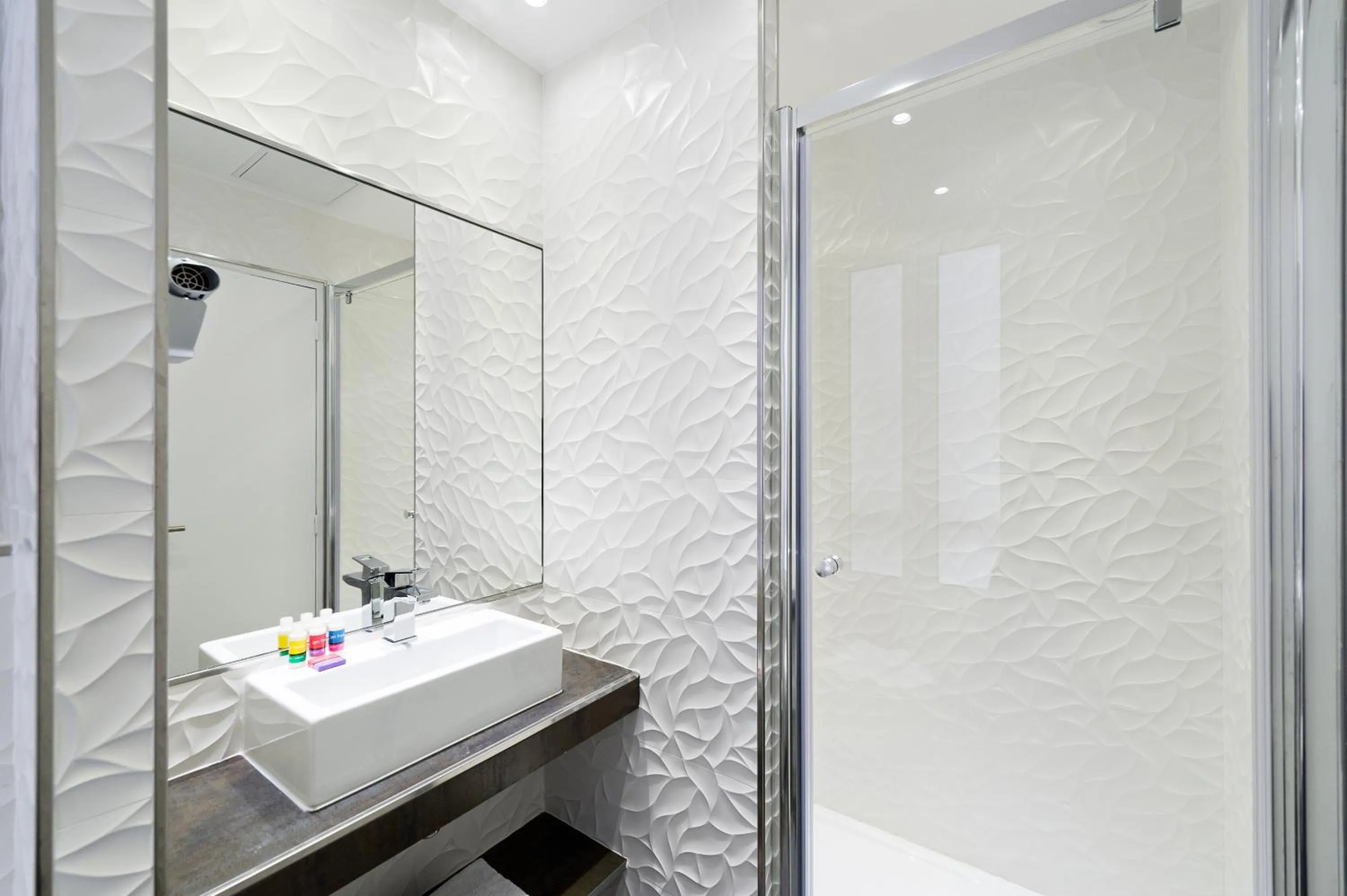 Shower in Jardins de Montmartre