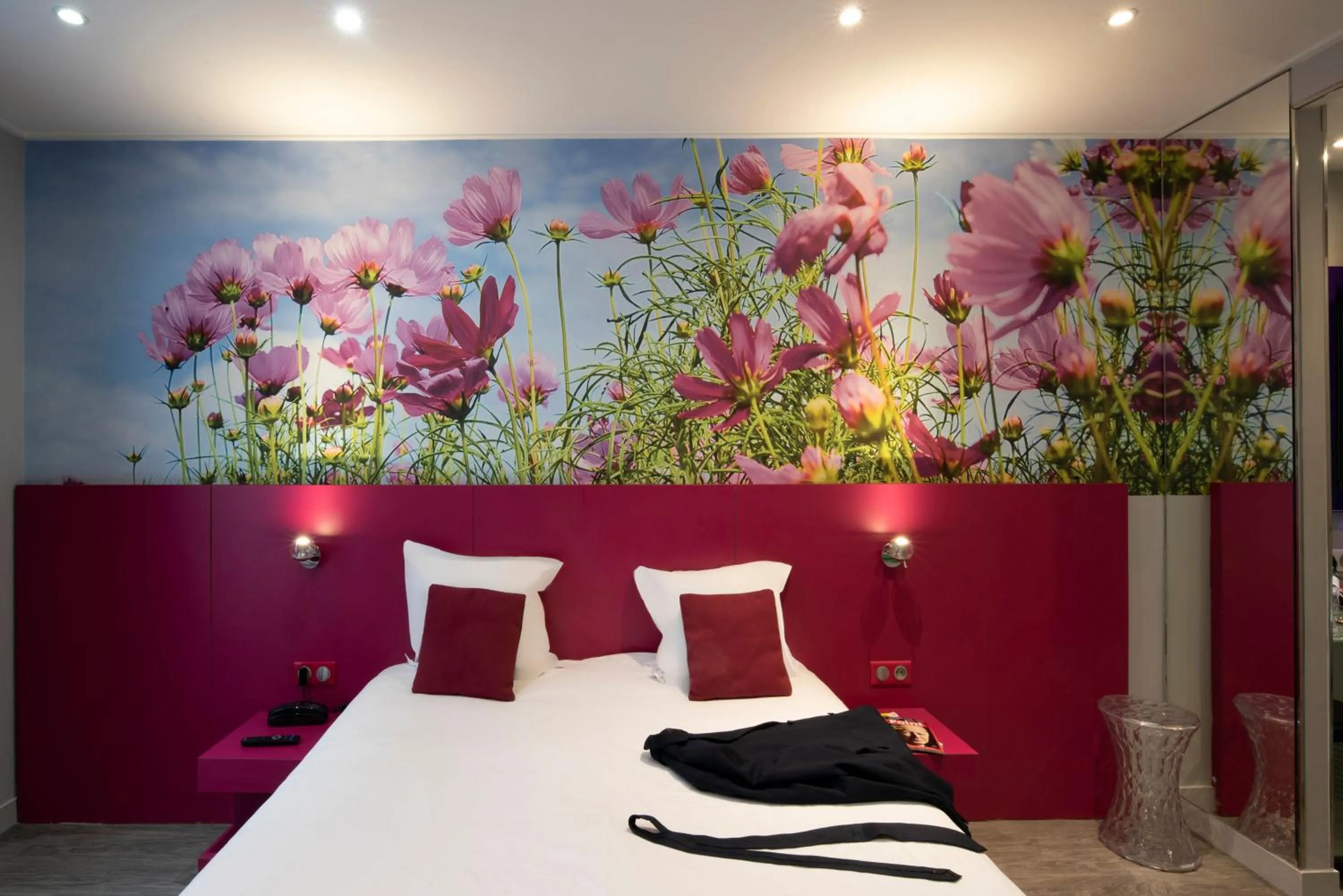 Photo of the whole room, Bed in Jardins de Montmartre