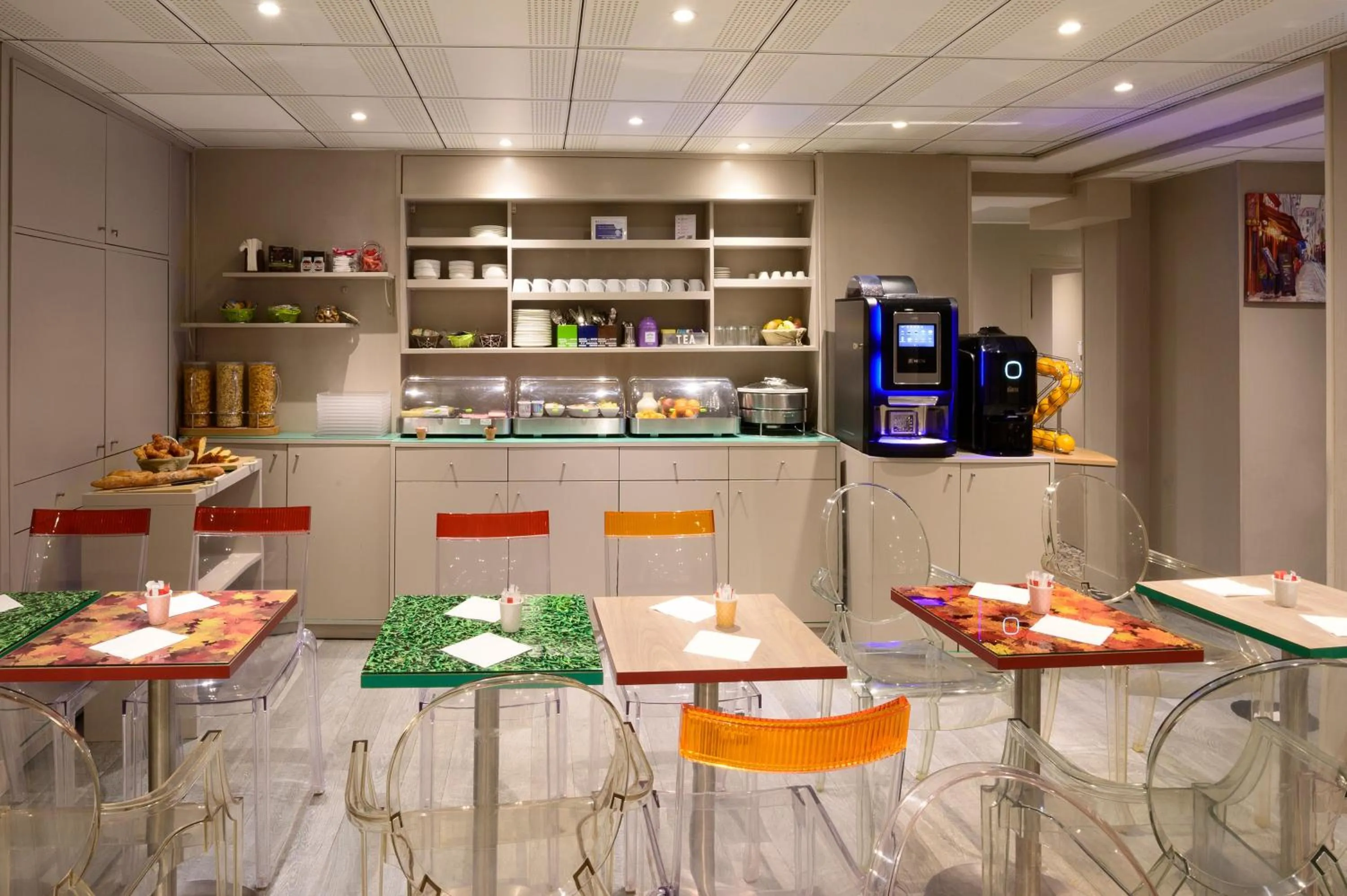 Breakfast in Jardins de Montmartre