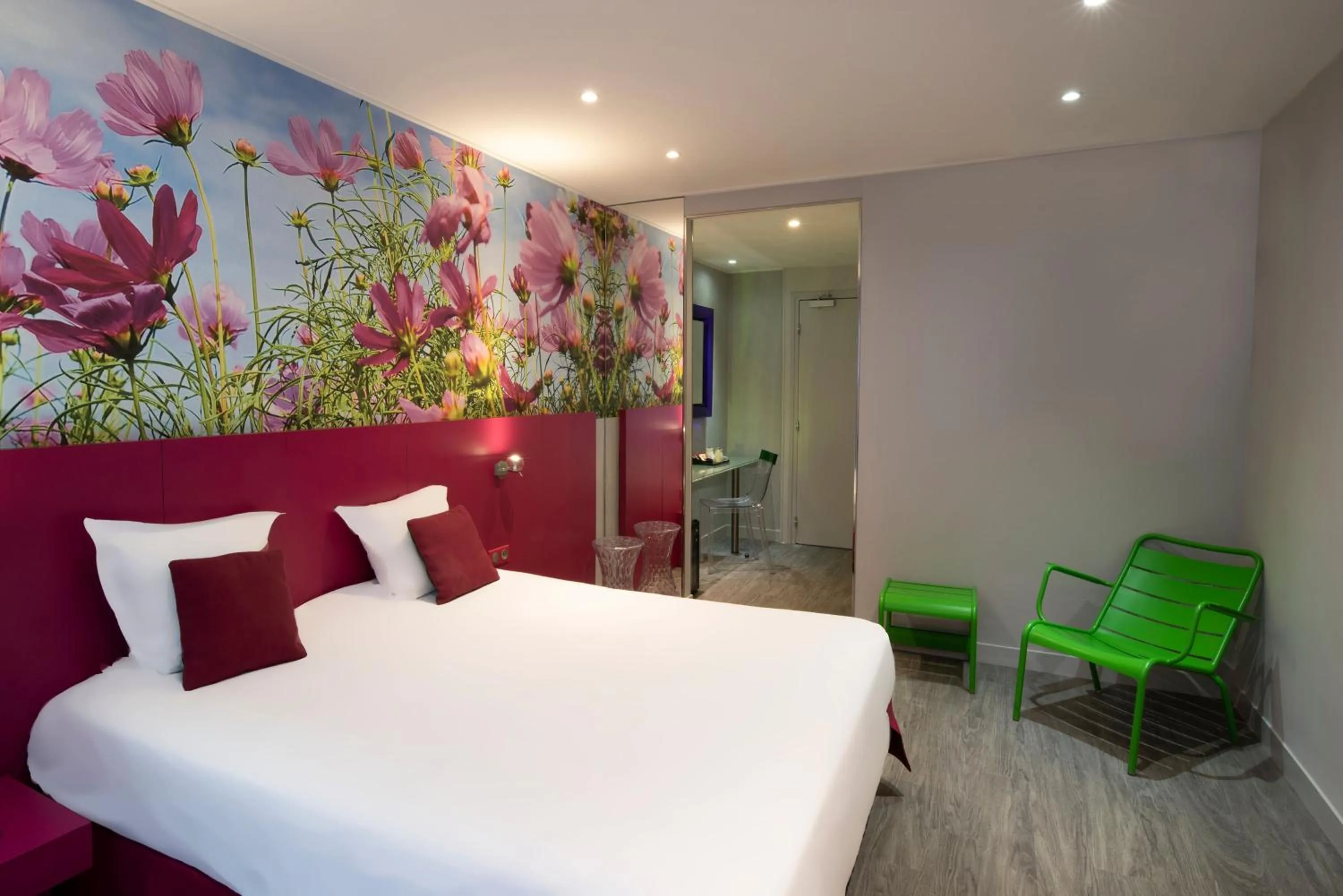 Photo of the whole room, Bed in Jardins de Montmartre