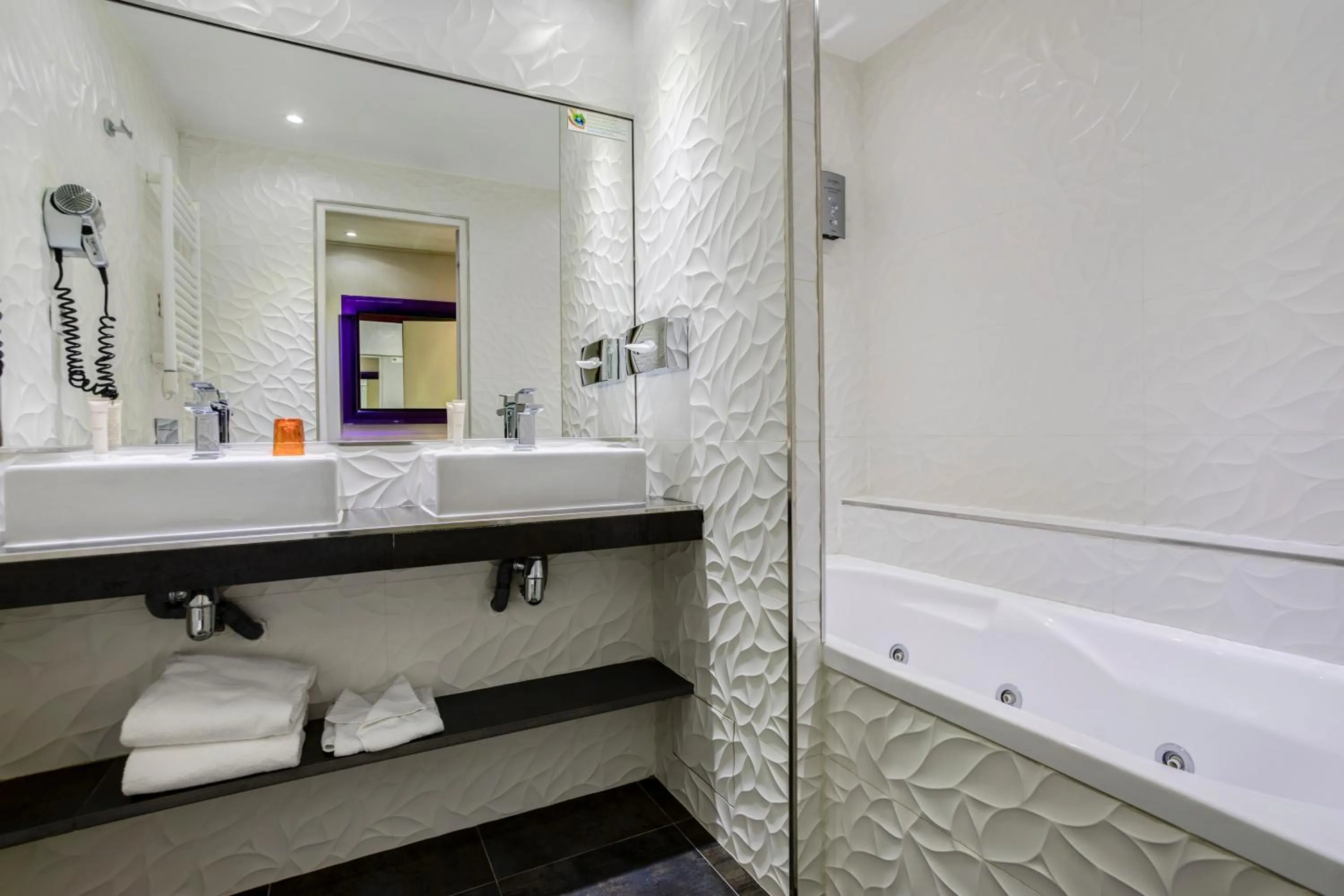 Bathroom in Jardins de Montmartre