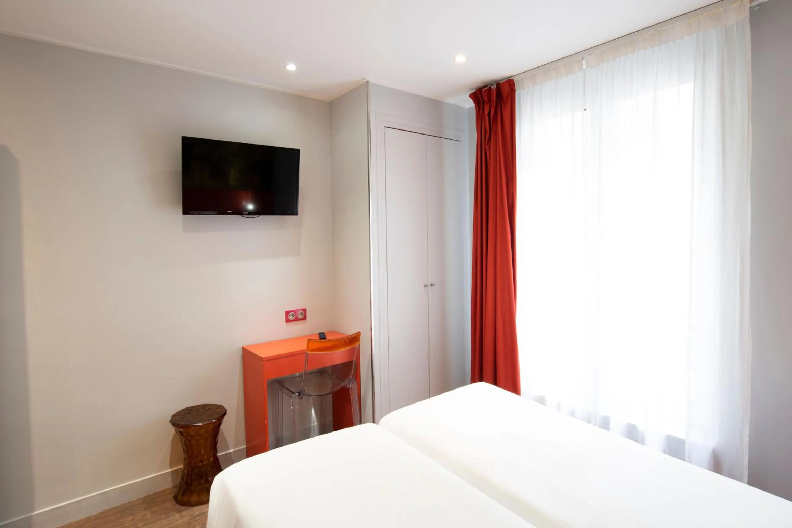 Bedroom, Bed in Jardins de Montmartre