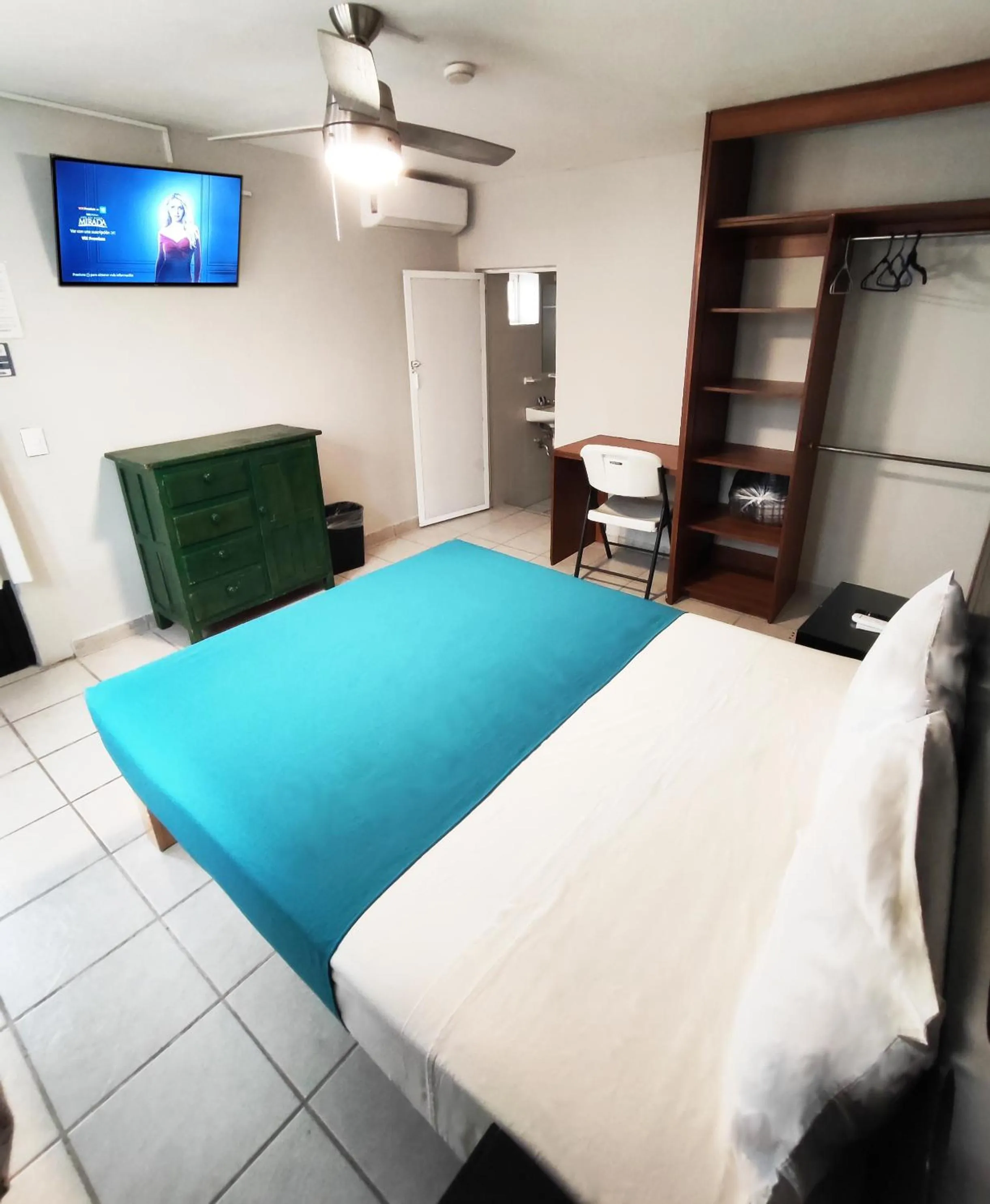 TV and multimedia, Bed in Hotel del Refugio