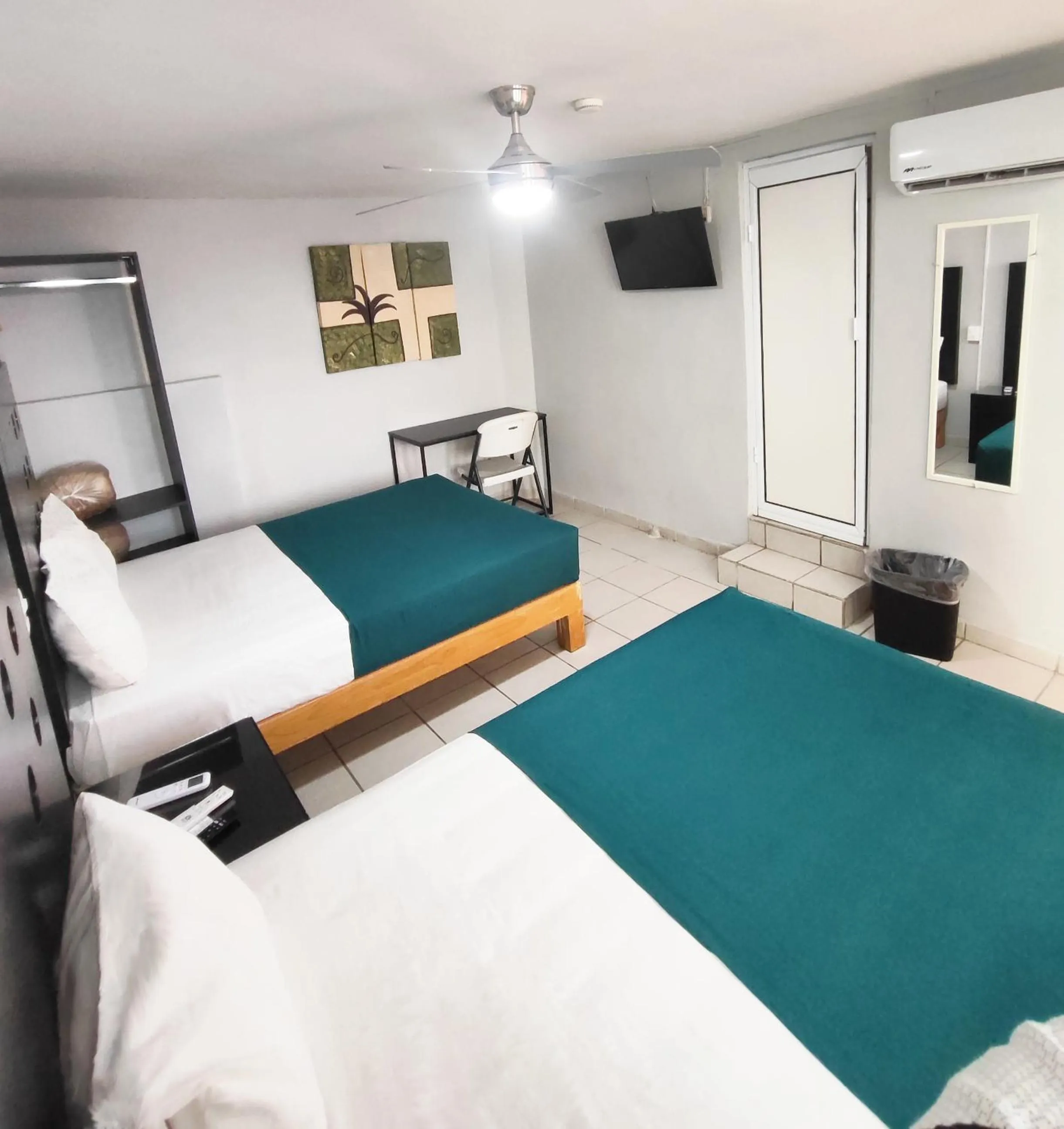 TV and multimedia, Bed in Hotel del Refugio