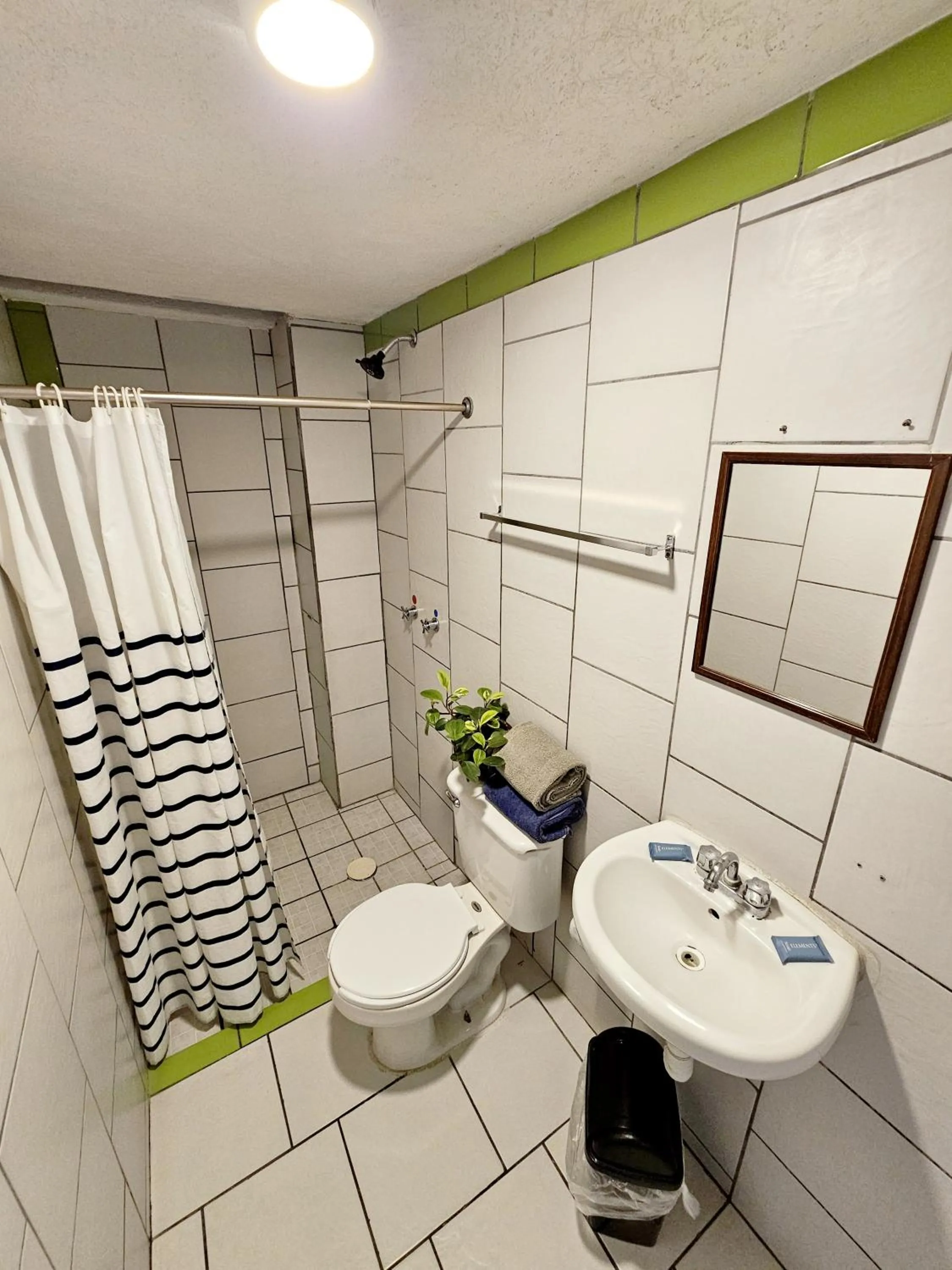 Shower in Hotel del Refugio