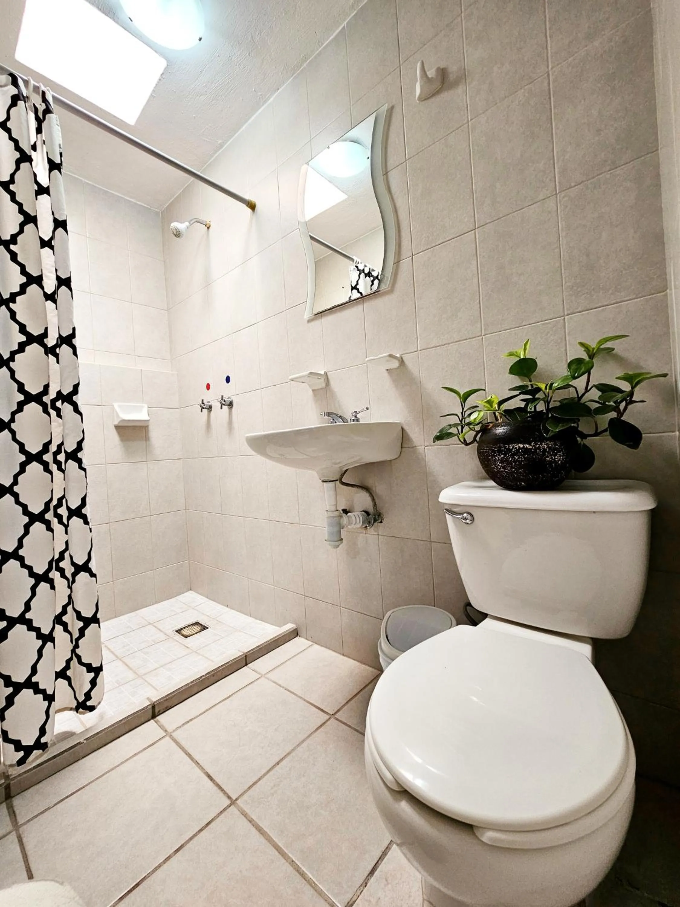 Shower in Hotel del Refugio