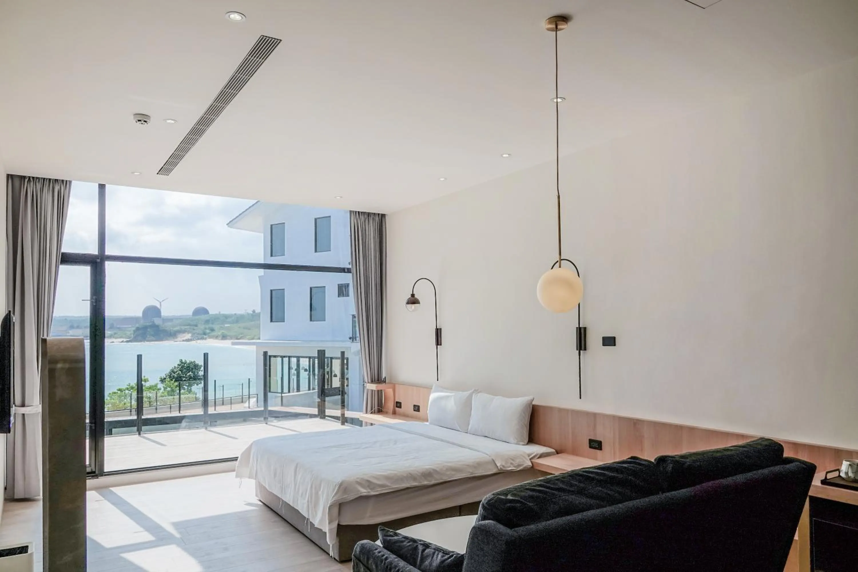 Photo of the whole room, Bed in Sunshine Liv.