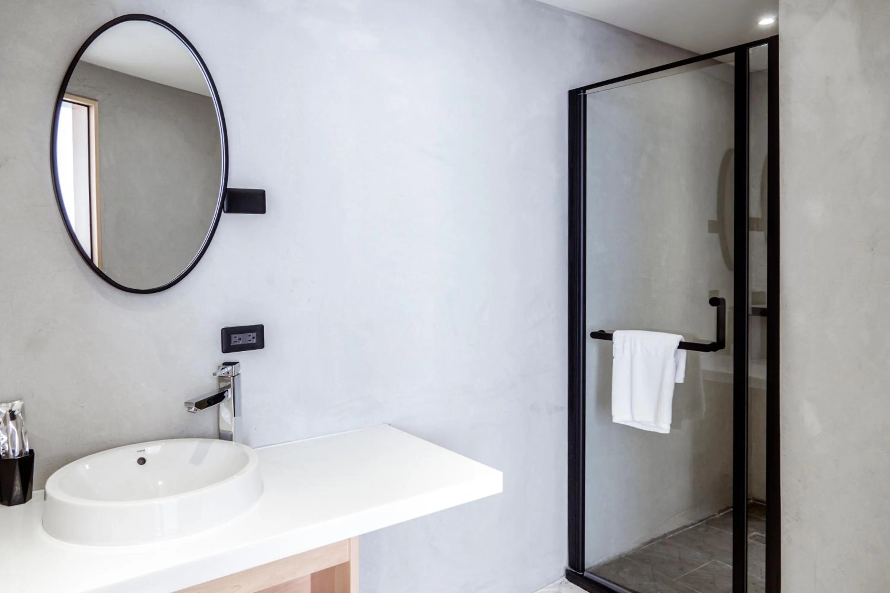 Shower in Sunshine Liv.