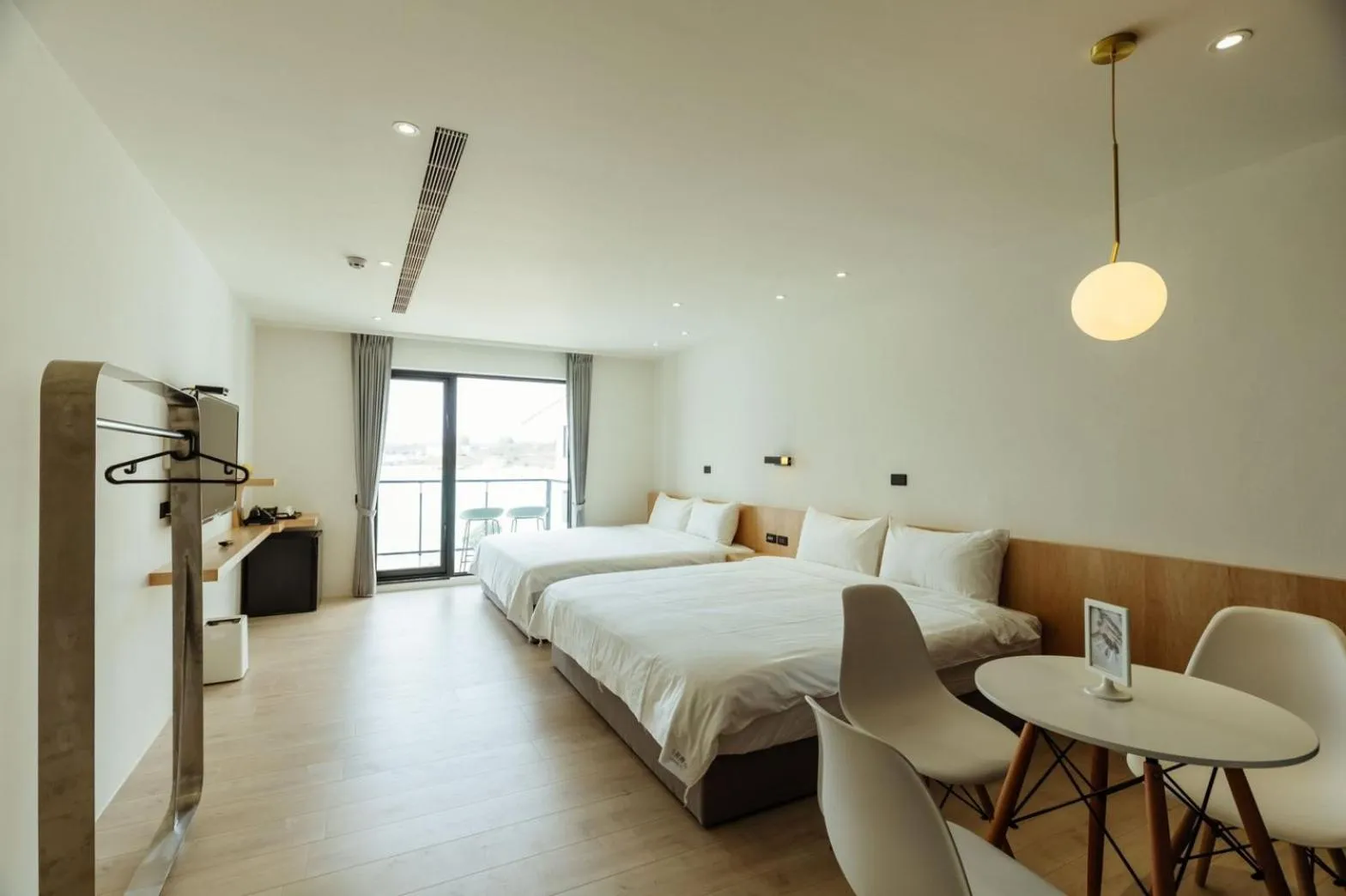 Photo of the whole room, Bed in Sunshine Liv.