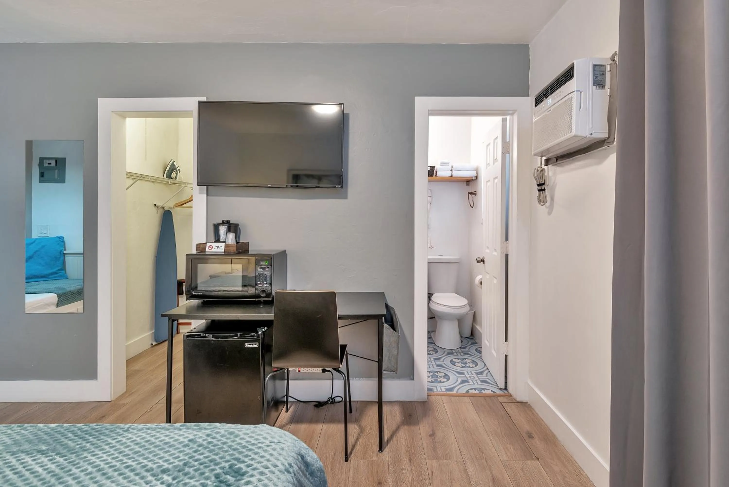 TV and multimedia, Bed in Oasis Hotel