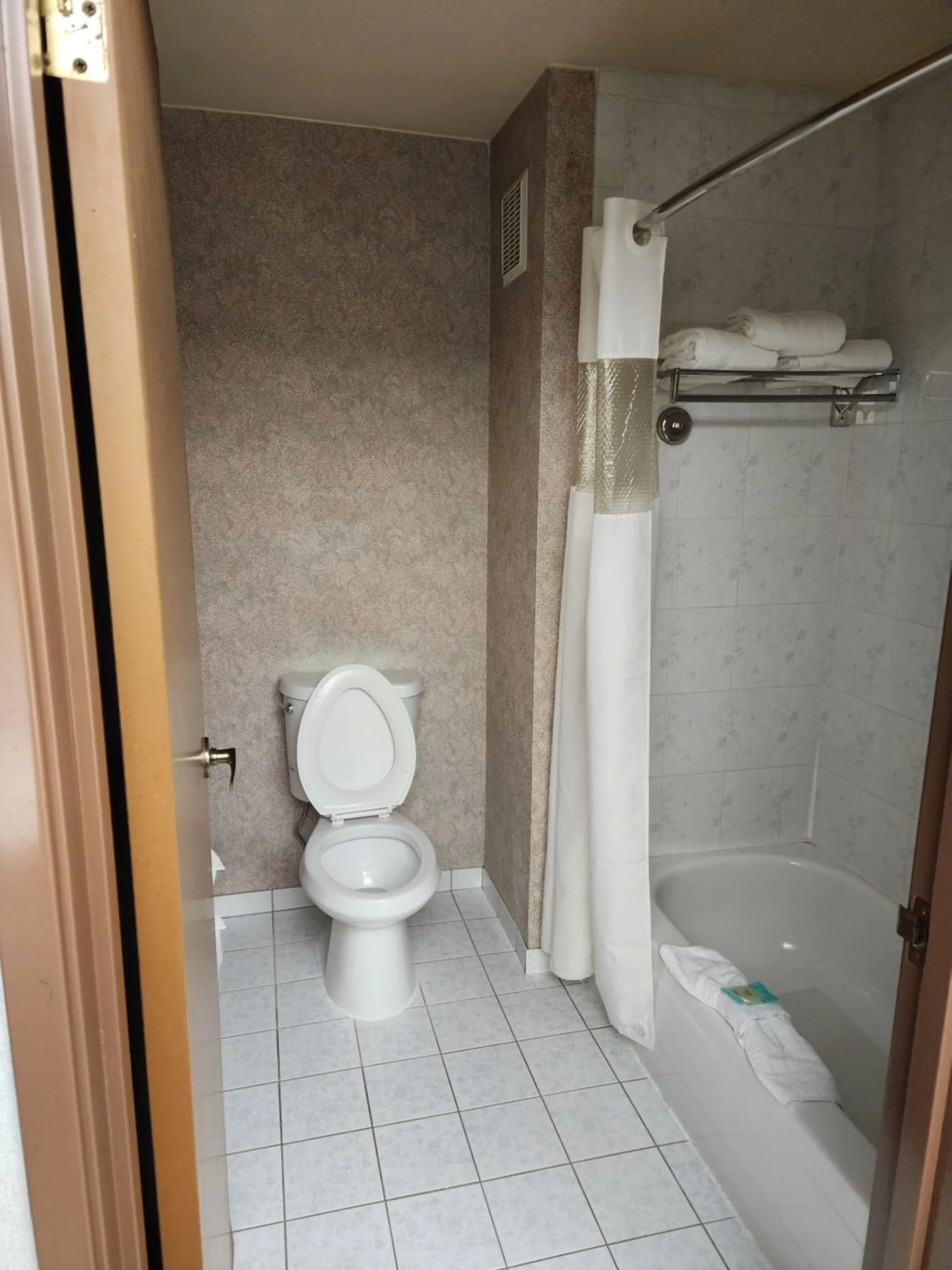 Bathroom in Shilo Inn Suites Salem