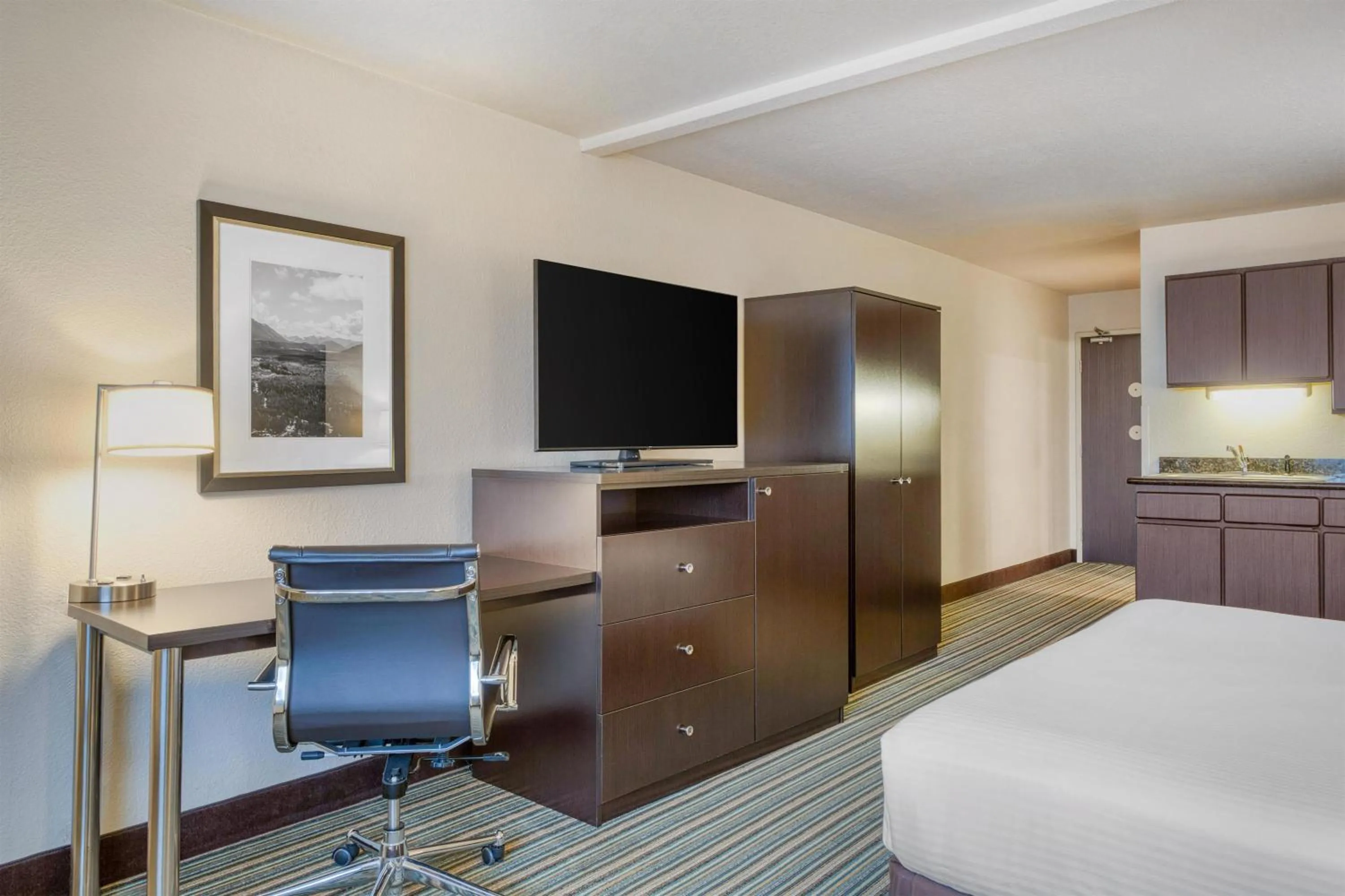 Bedroom, Bed in Best Western Alderwood