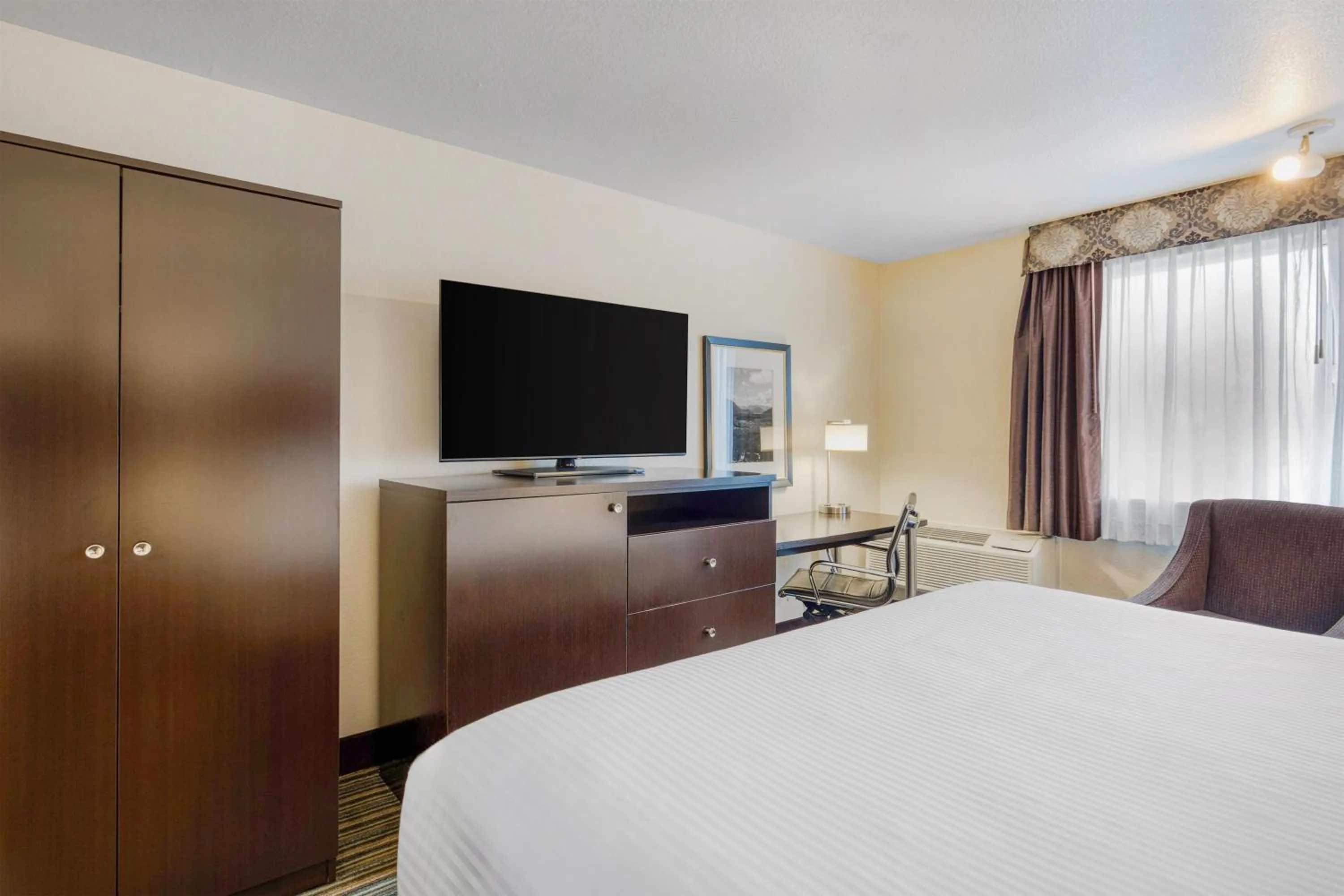 Bedroom, Bed in Best Western Alderwood