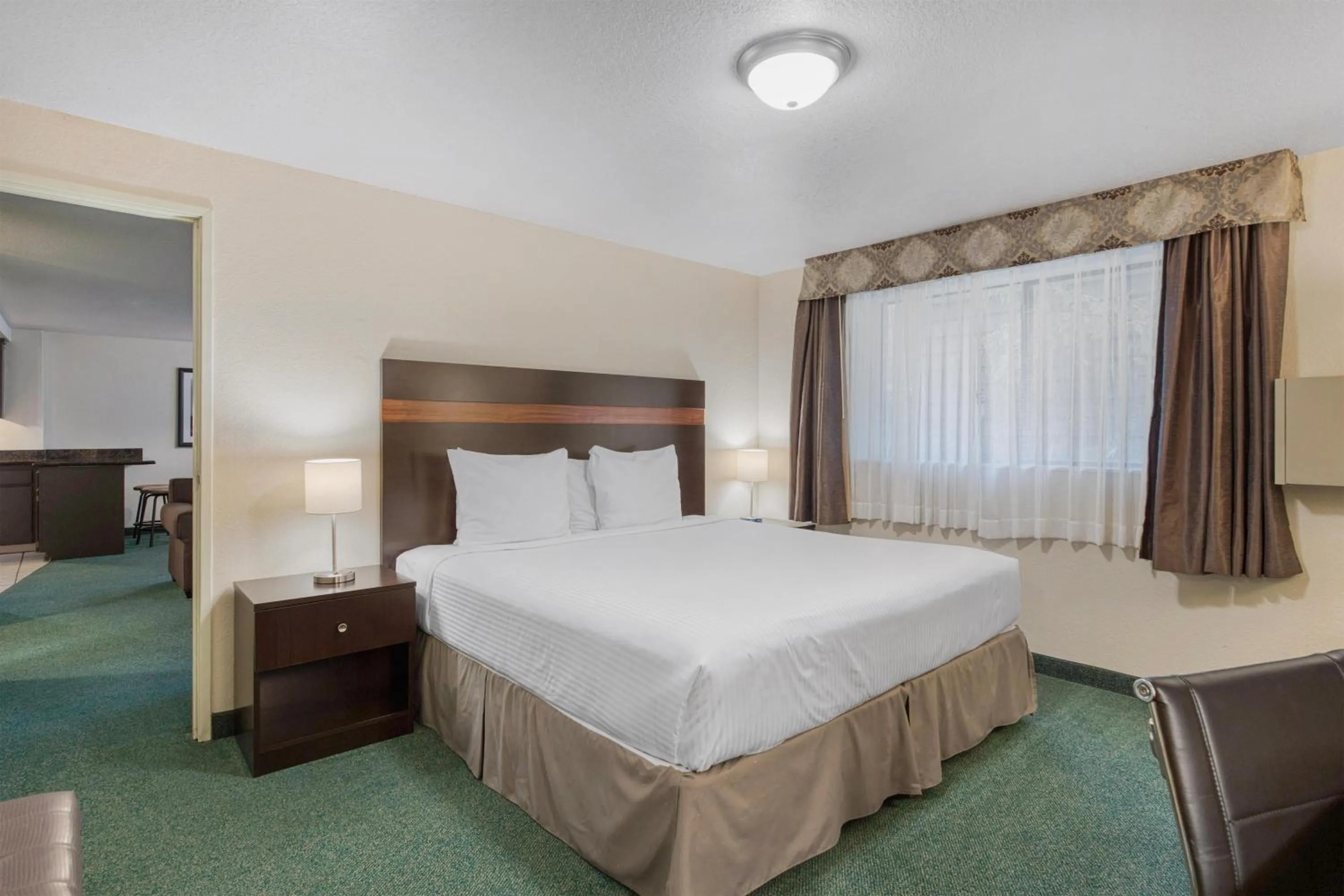 Bedroom, Bed in Best Western Alderwood