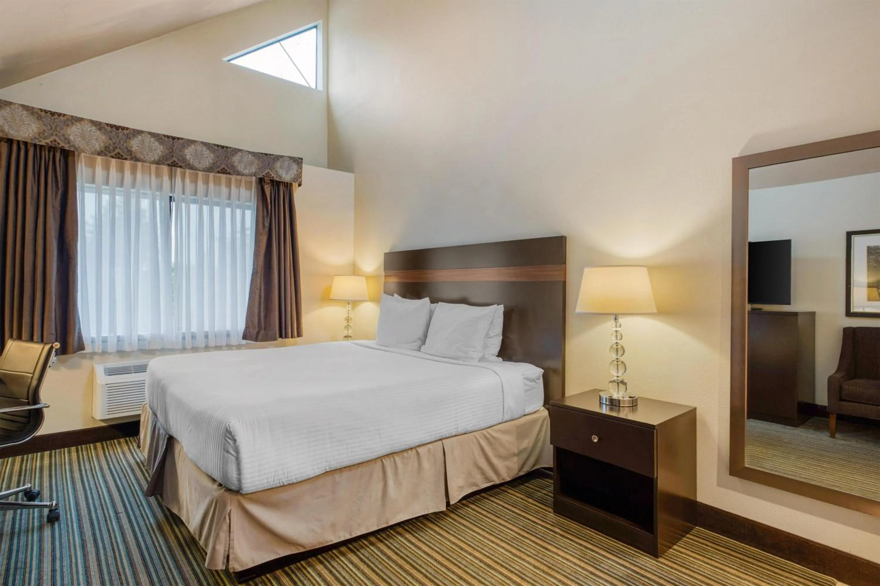 Bedroom, Bed in Best Western Alderwood