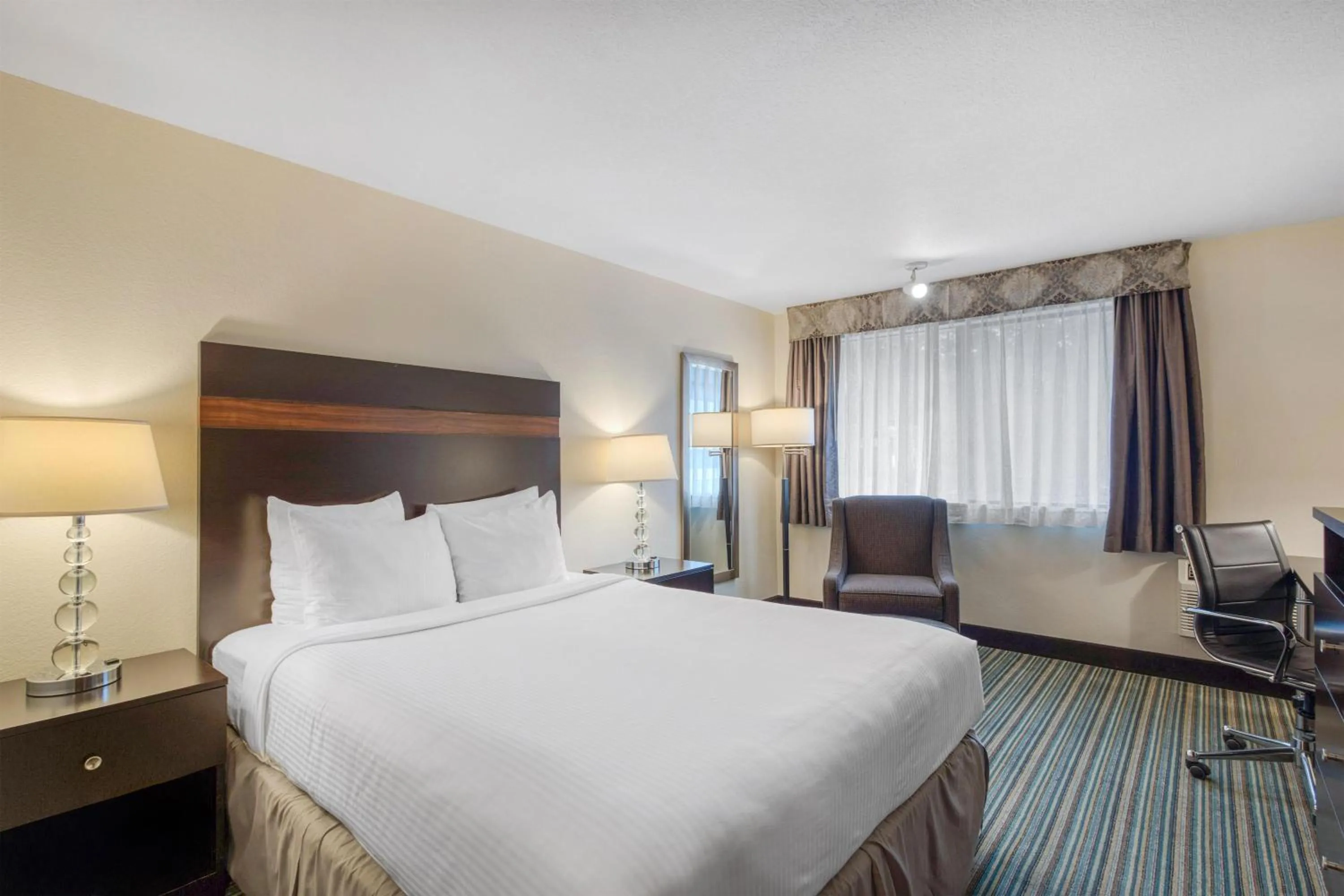 Bedroom, Bed in Best Western Alderwood