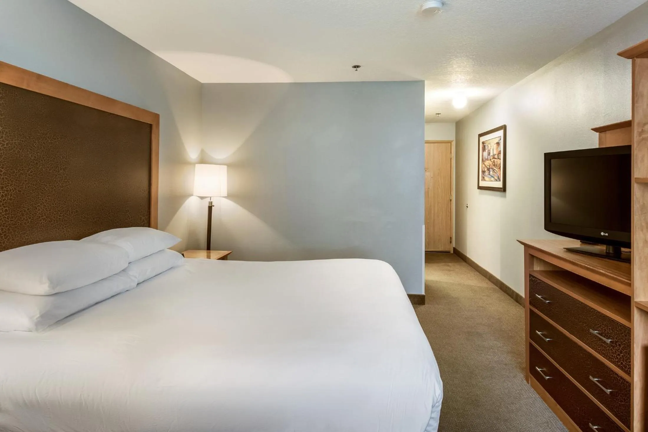 Bedroom, TV/Entertainment Center in Red Lion Inn & Suites Seaside