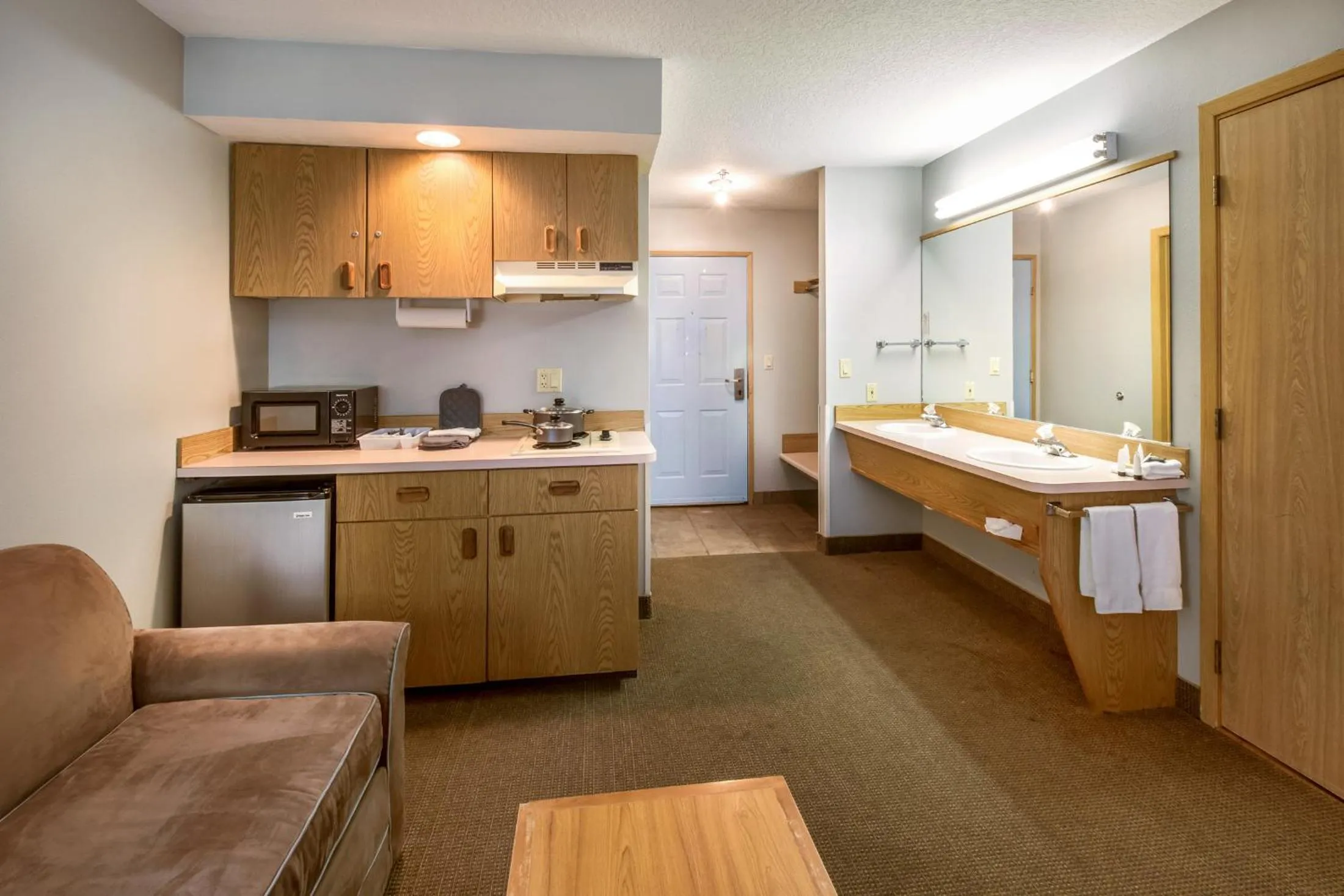 Coffee/tea facilities, Kitchen/Kitchenette in Red Lion Inn & Suites Seaside