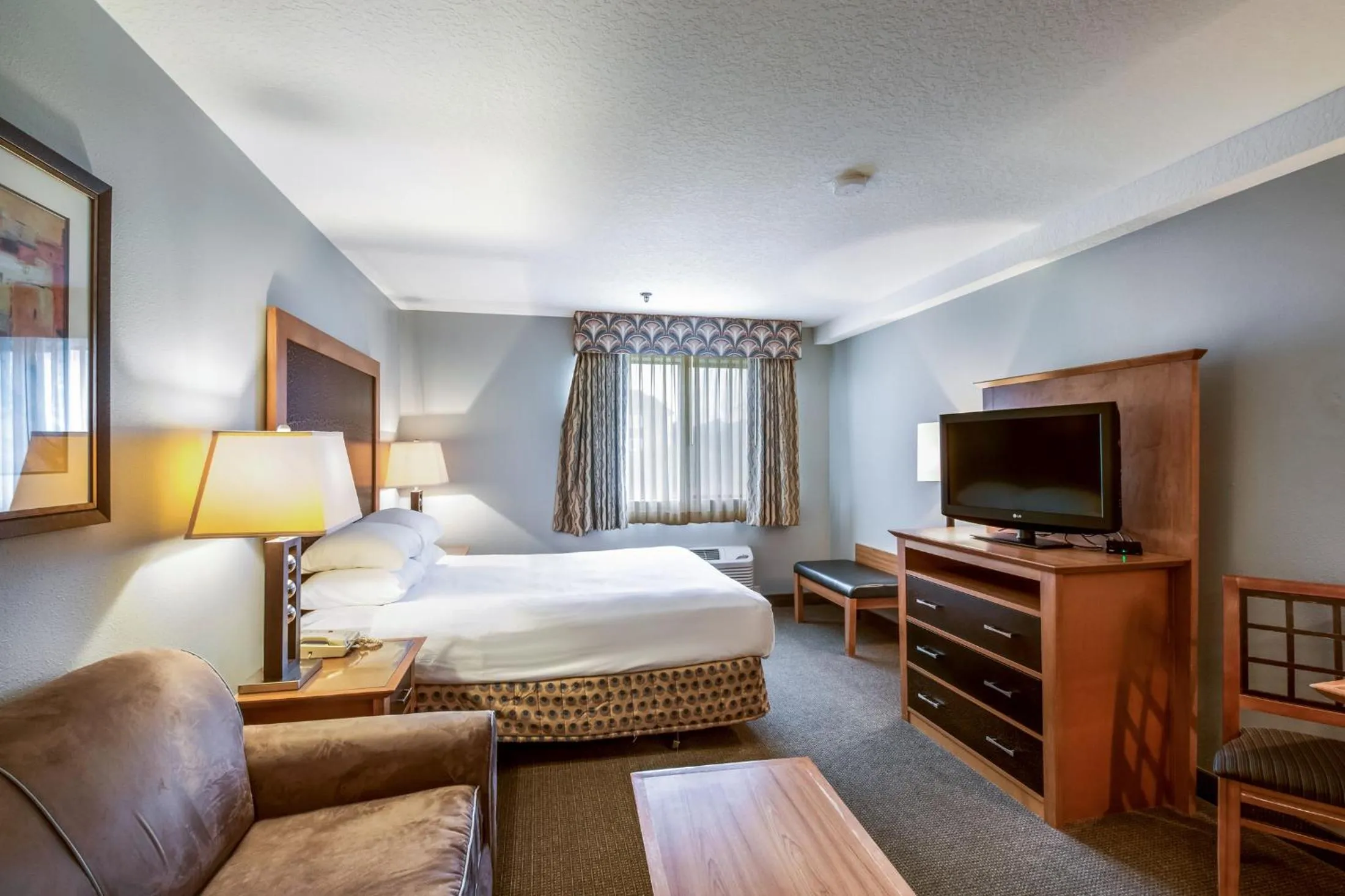 Bed, TV/Entertainment Center in Red Lion Inn & Suites Seaside