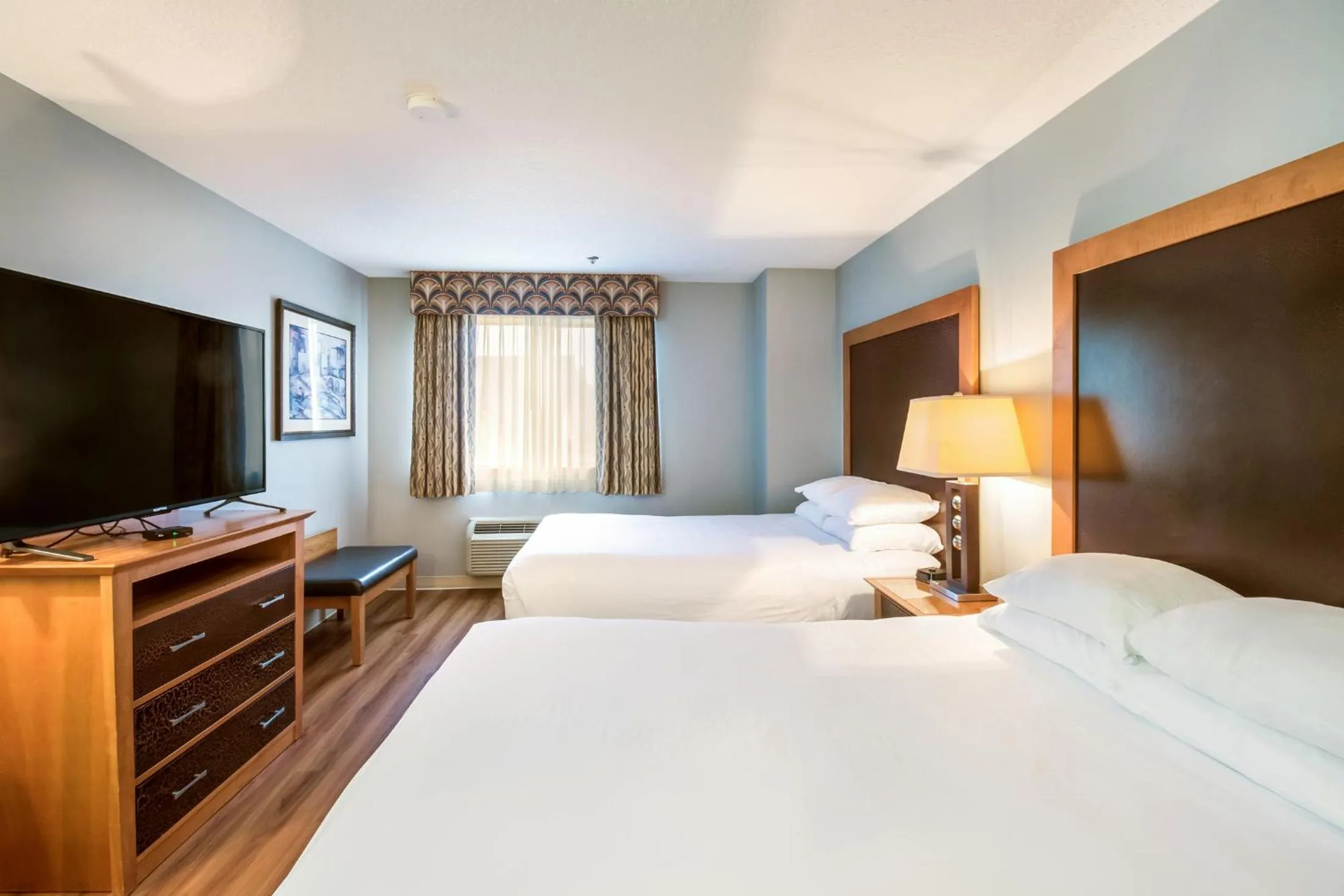 Bedroom, TV/Entertainment Center in Red Lion Inn & Suites Seaside