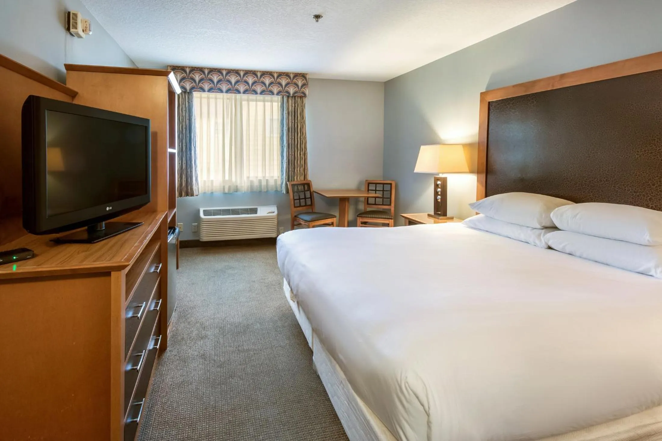 Bedroom, TV/Entertainment Center in Red Lion Inn & Suites Seaside