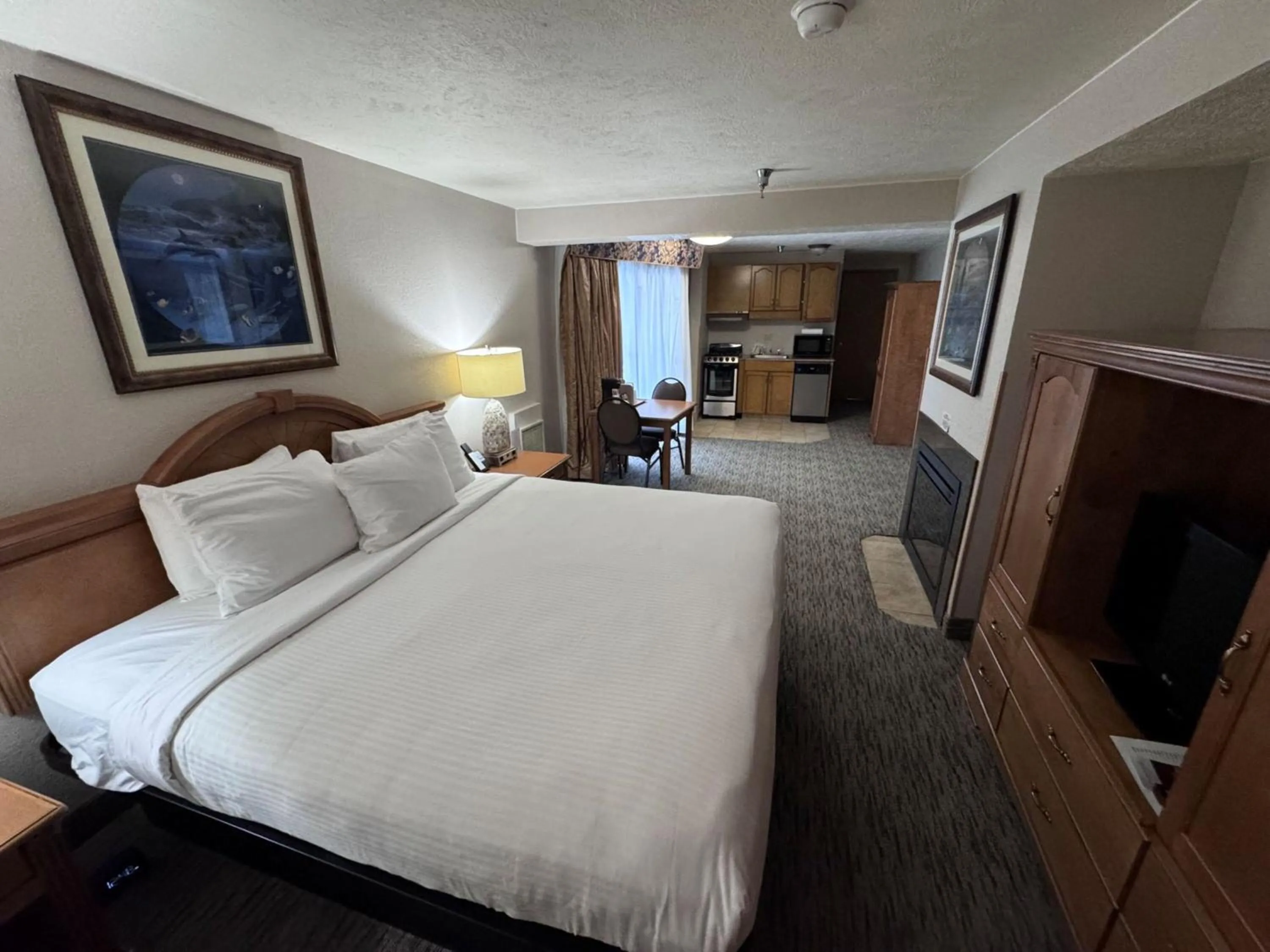 Bed in Promenade Inn & Suites Oceanfront