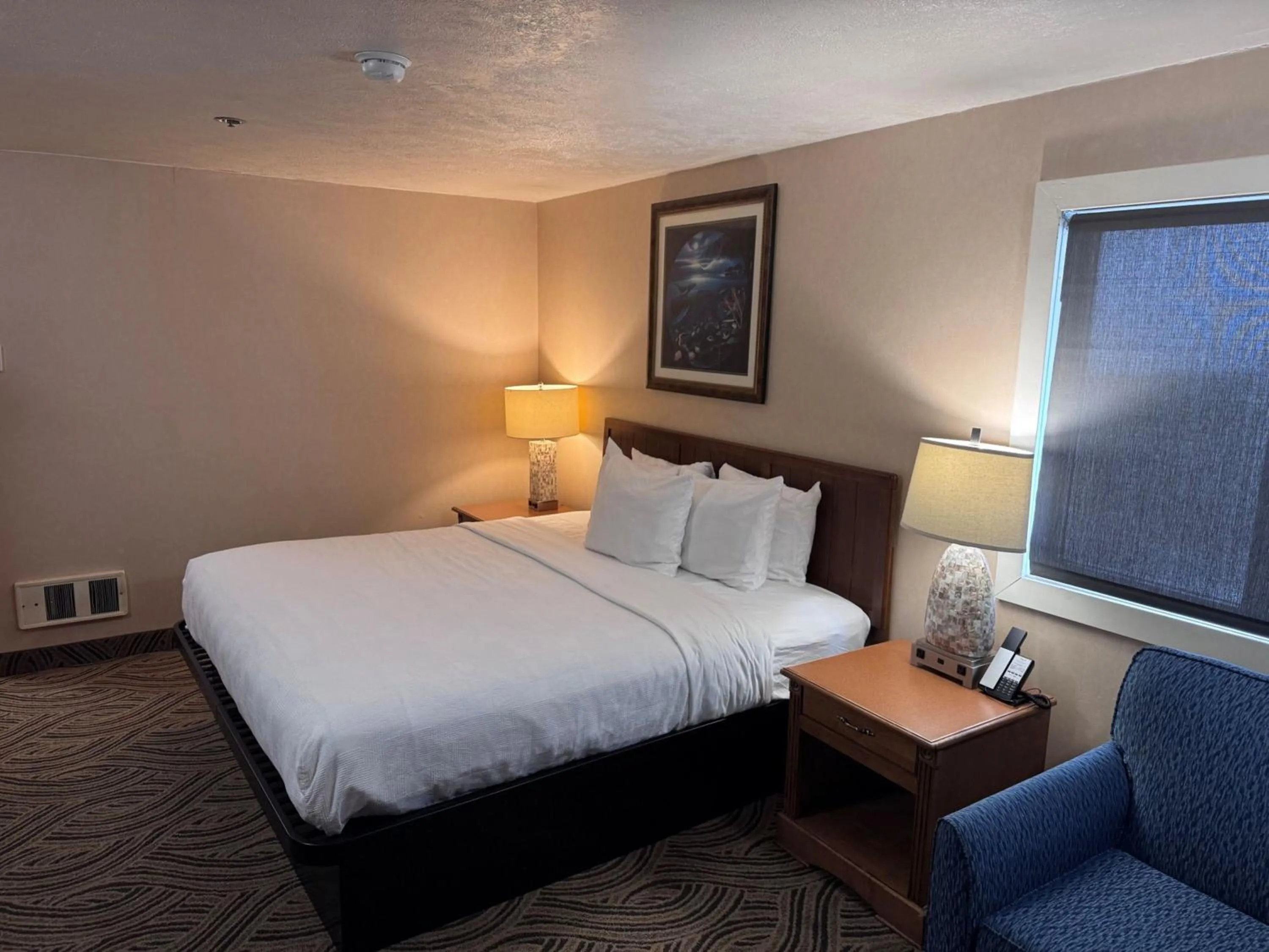 Bed in Promenade Inn & Suites Oceanfront