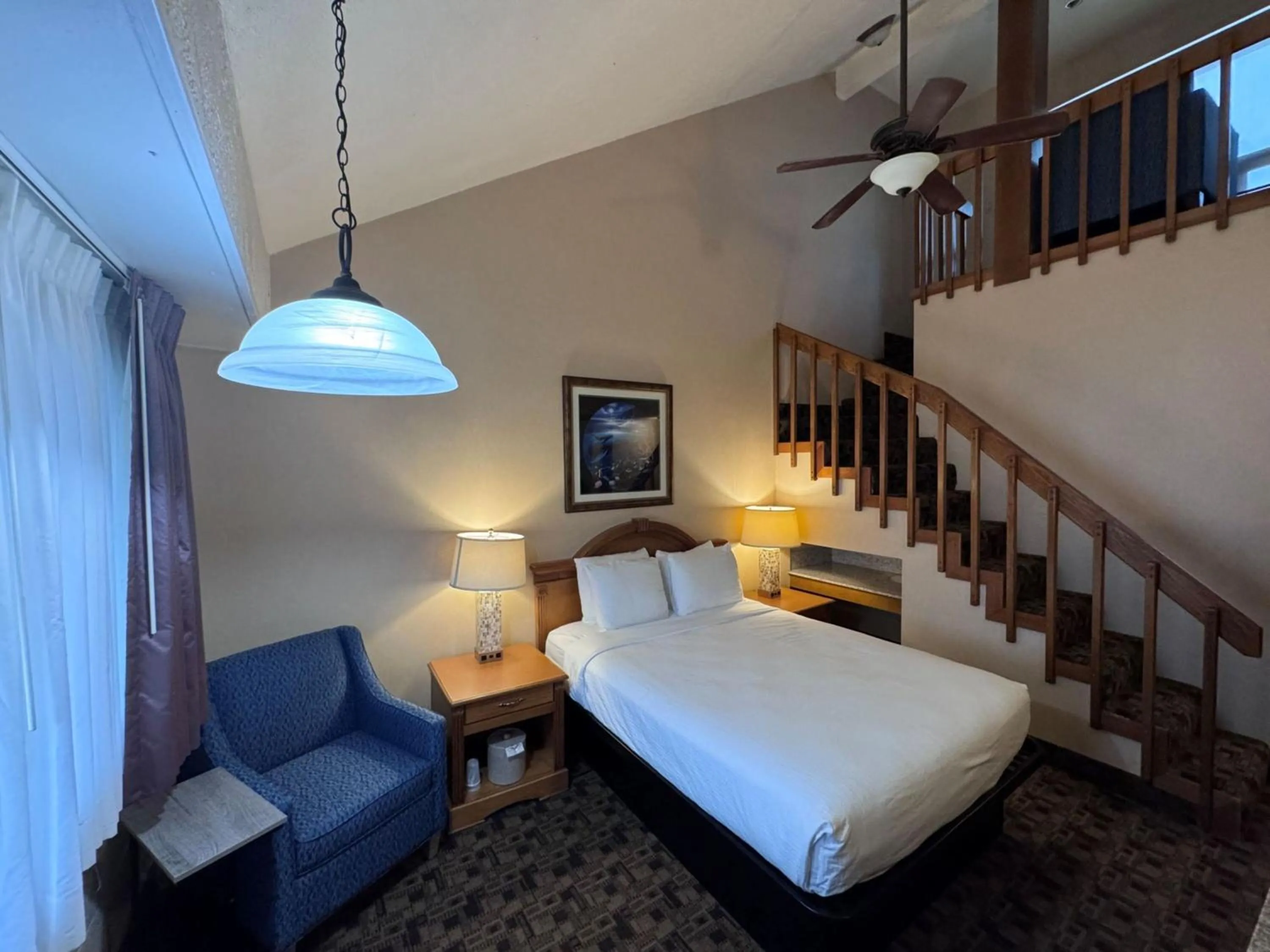 Bed in Promenade Inn & Suites Oceanfront