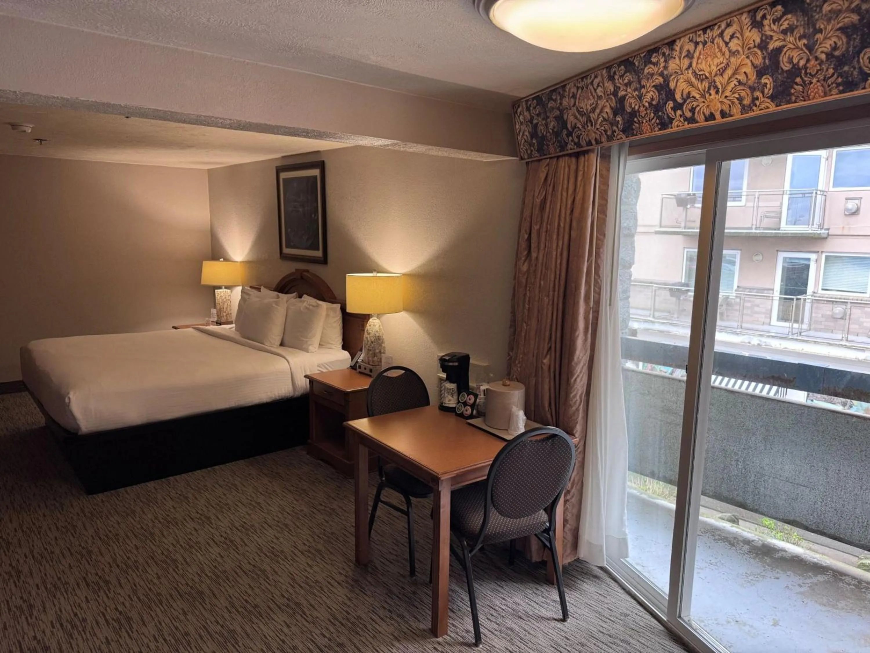 Bed in Promenade Inn & Suites Oceanfront