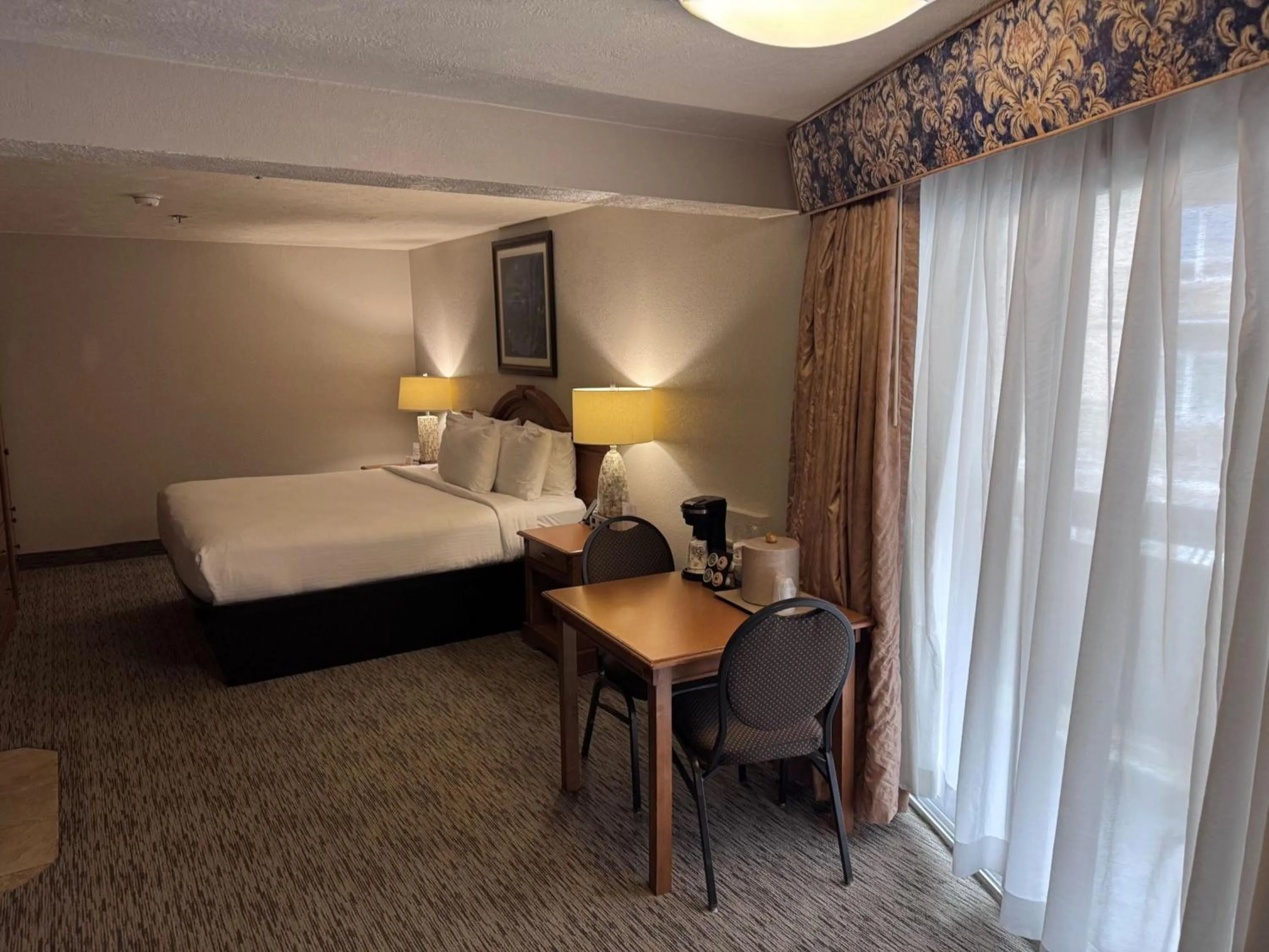 Bed in Promenade Inn & Suites Oceanfront