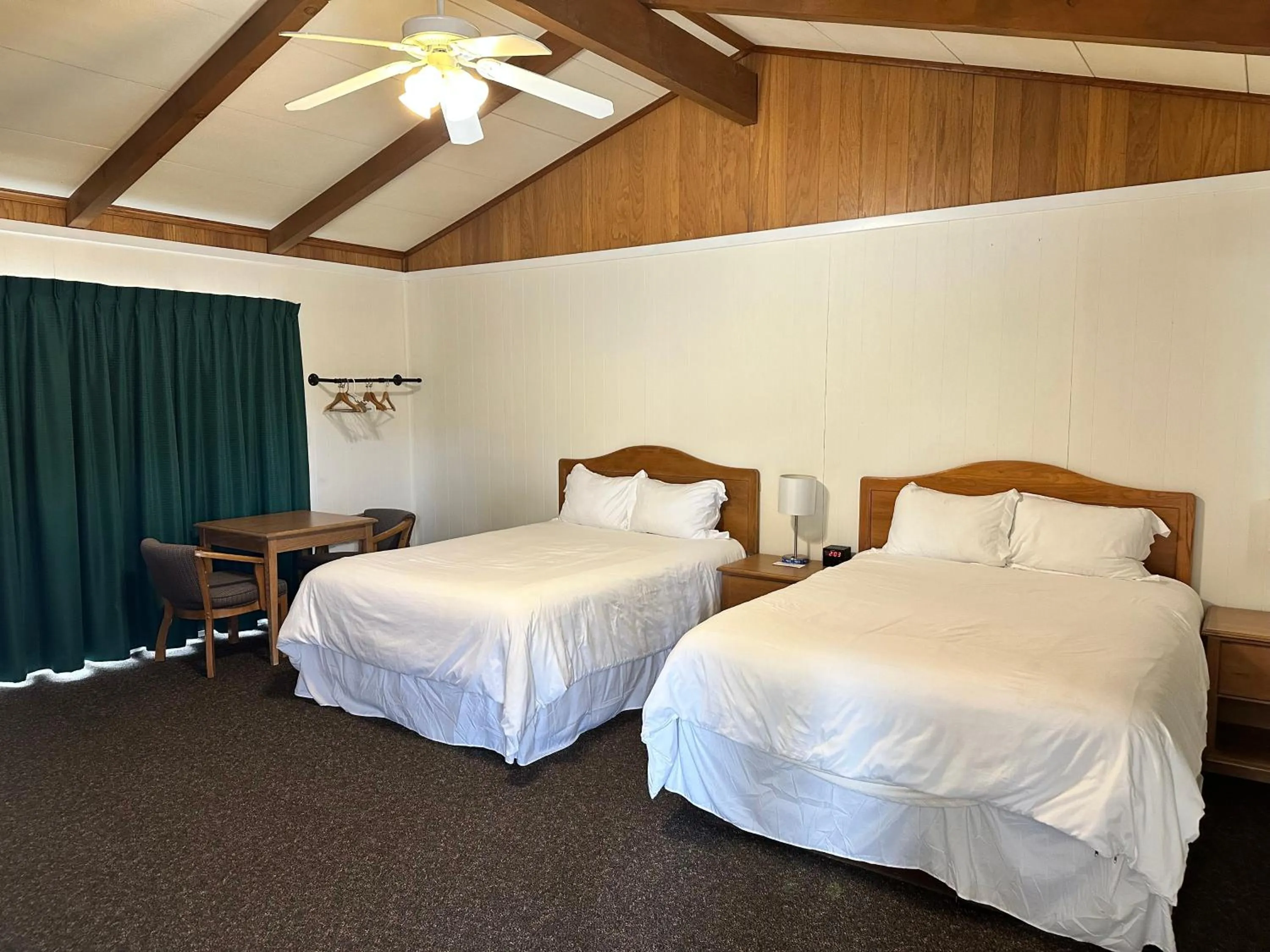 Pool view, Bed in Meadowcliff Lodge Coleville