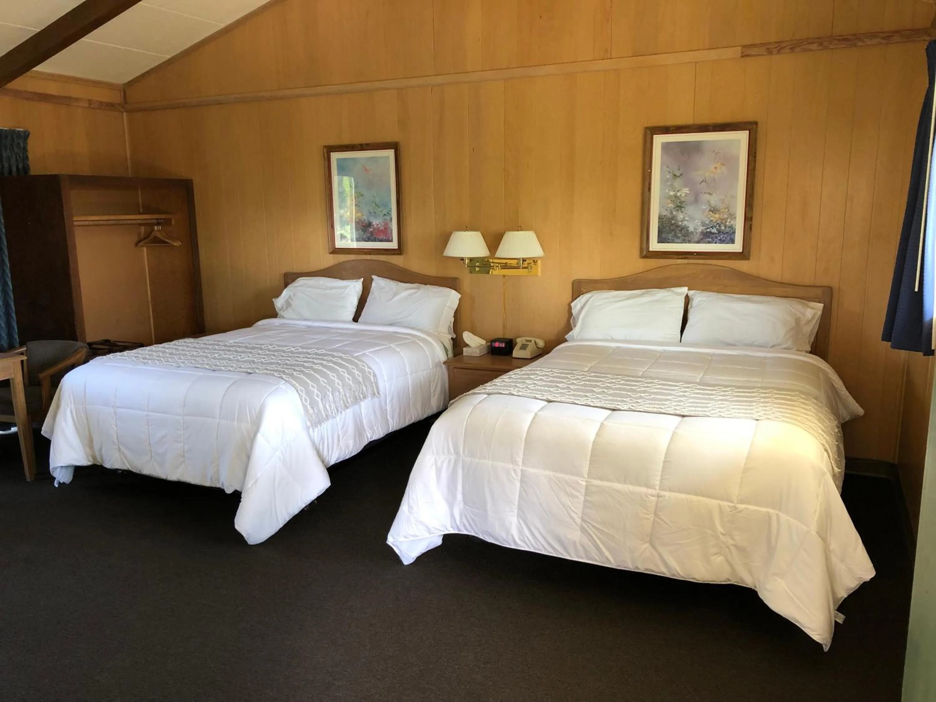 Bedroom, Bed in Meadowcliff Lodge Coleville