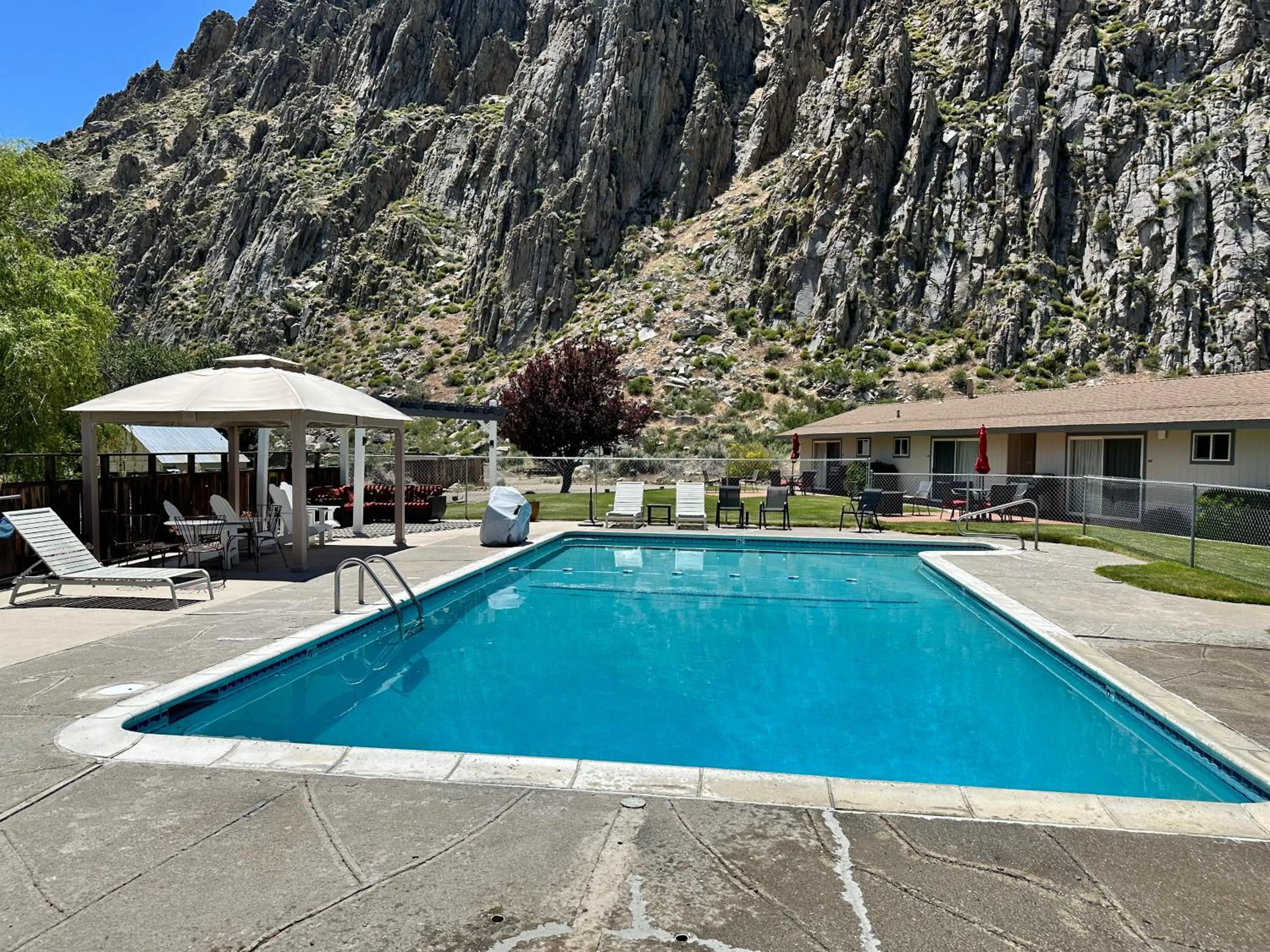 Swimming pool in Meadowcliff Lodge Coleville